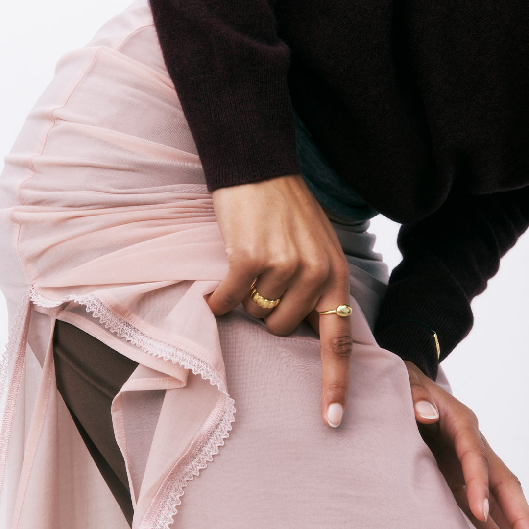 Anel de prata 925 com banho de ouro 18K em modelo.