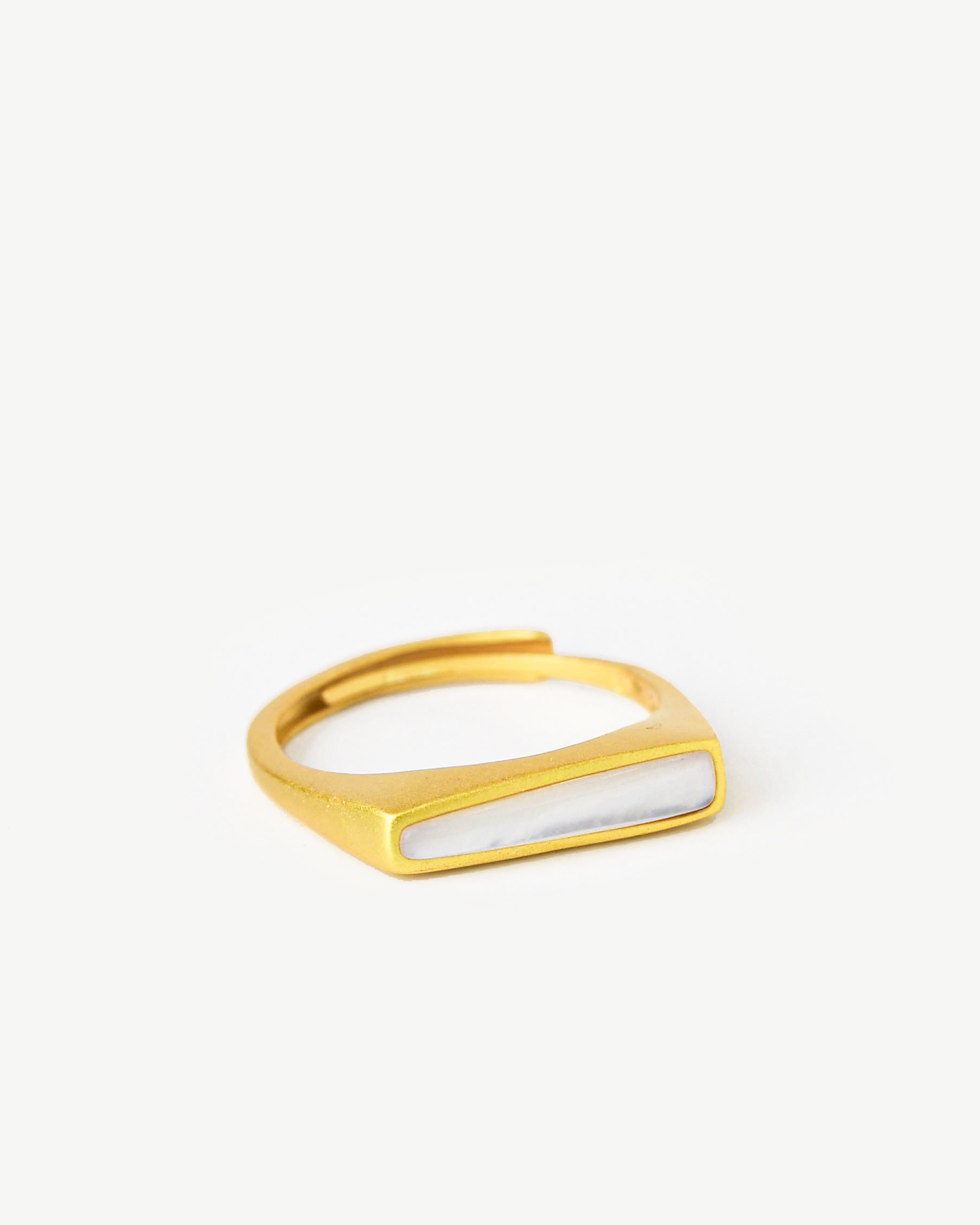 Anel ajustável em prata 925 com banho de ouro 18K e madrepérola.