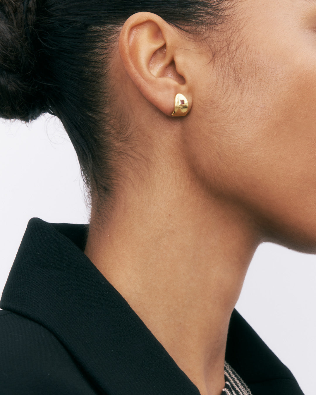 Brincos de prata 925 com banho de ouro 18k e zircónia cúbica rosa em modelo.