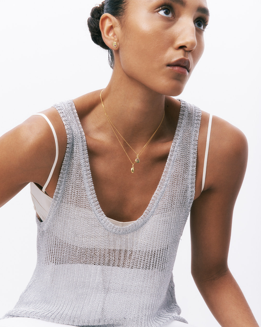 Colar com pingente em prata 925 com banho de ouro 18K e zircónia cúbica rosa em modelo.