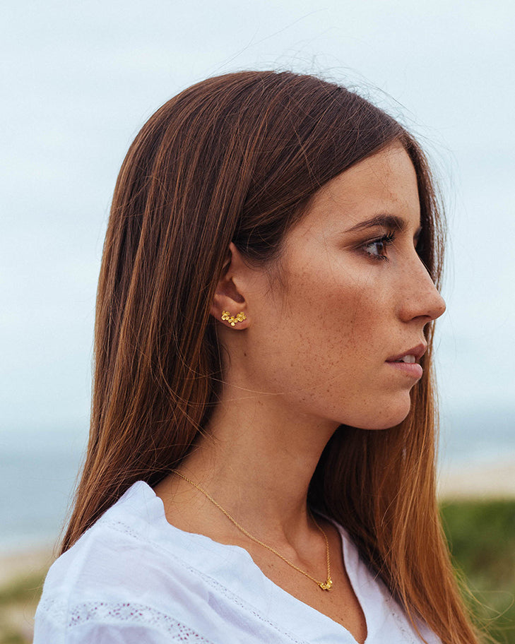 Modelo com set de colar e brincos flores.