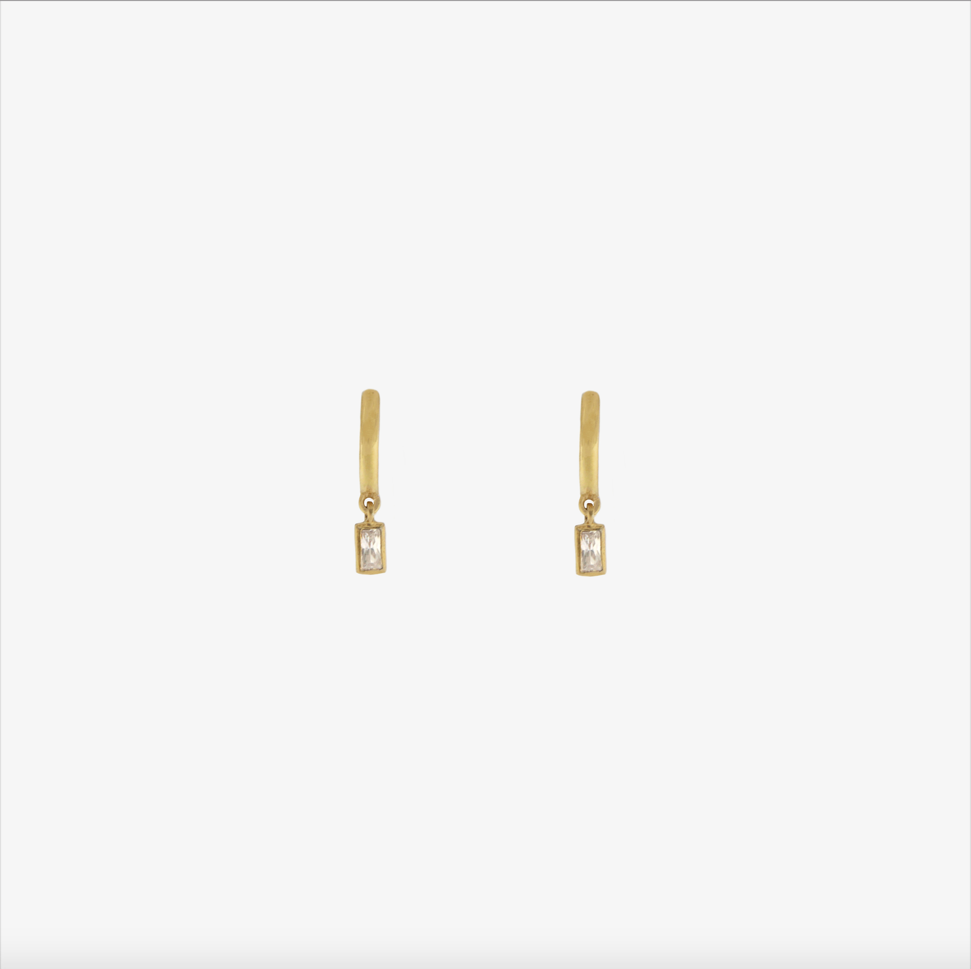 Mini argolas em prata dourada com pendente branco