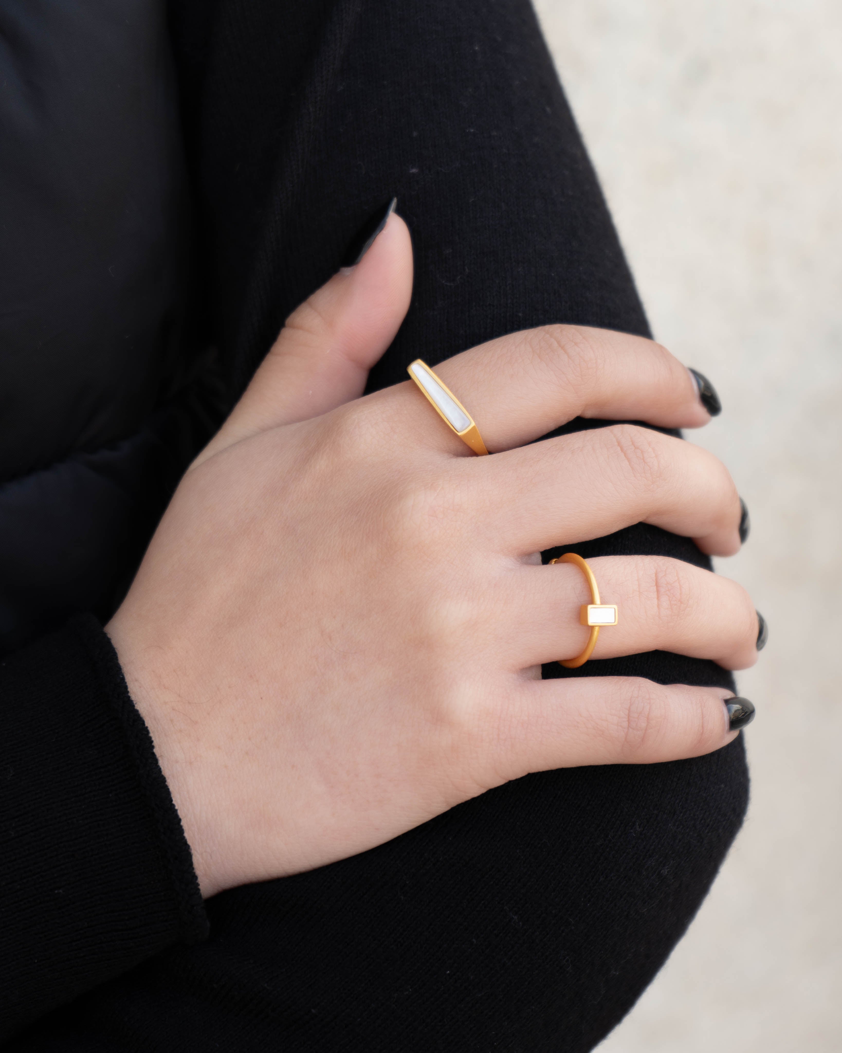 Anéis de prata 925 com banho de ouro 18K satinado e madripérola em modelo.