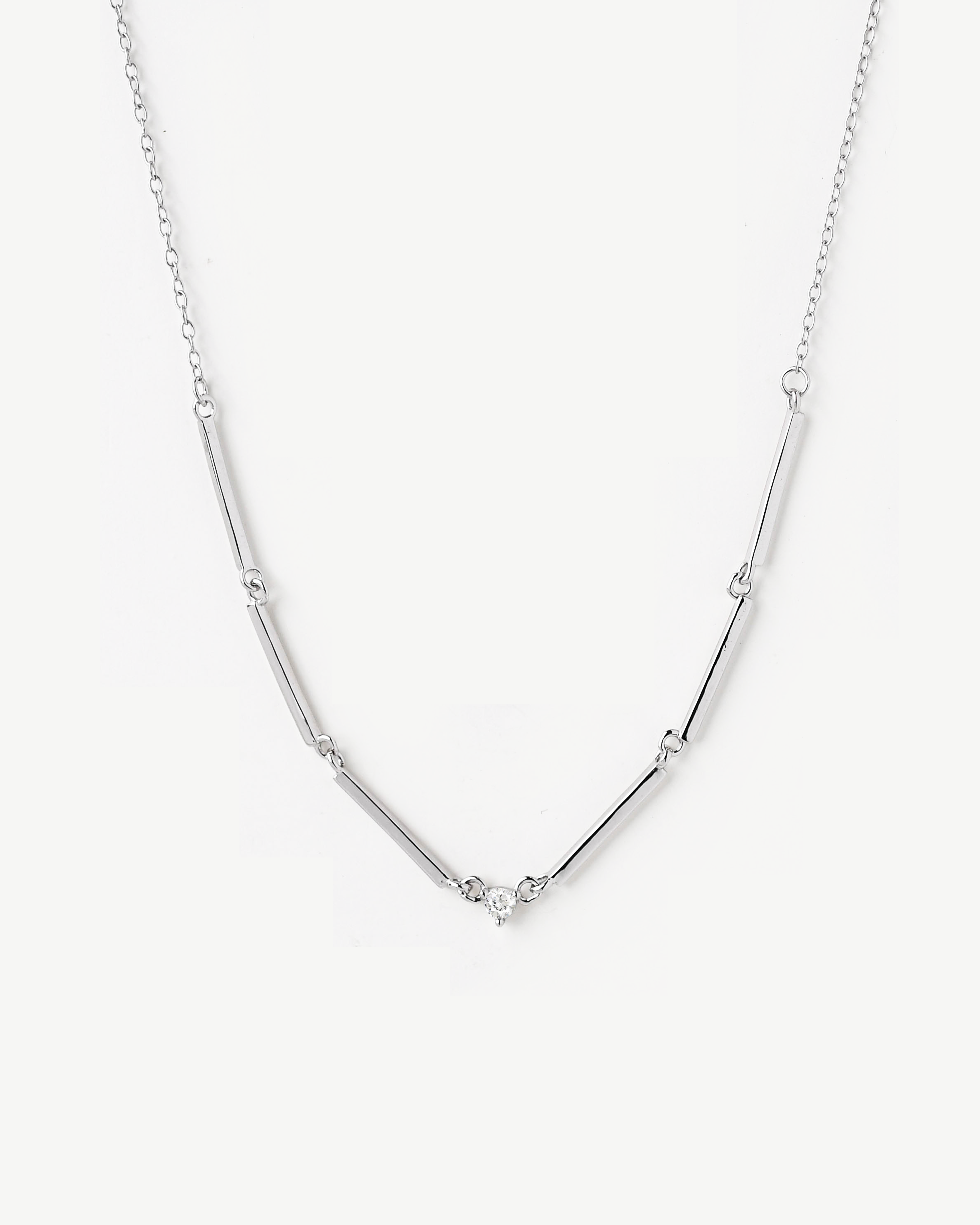 Colar em prata 925 com banho de ródio e zircónia cúbica.