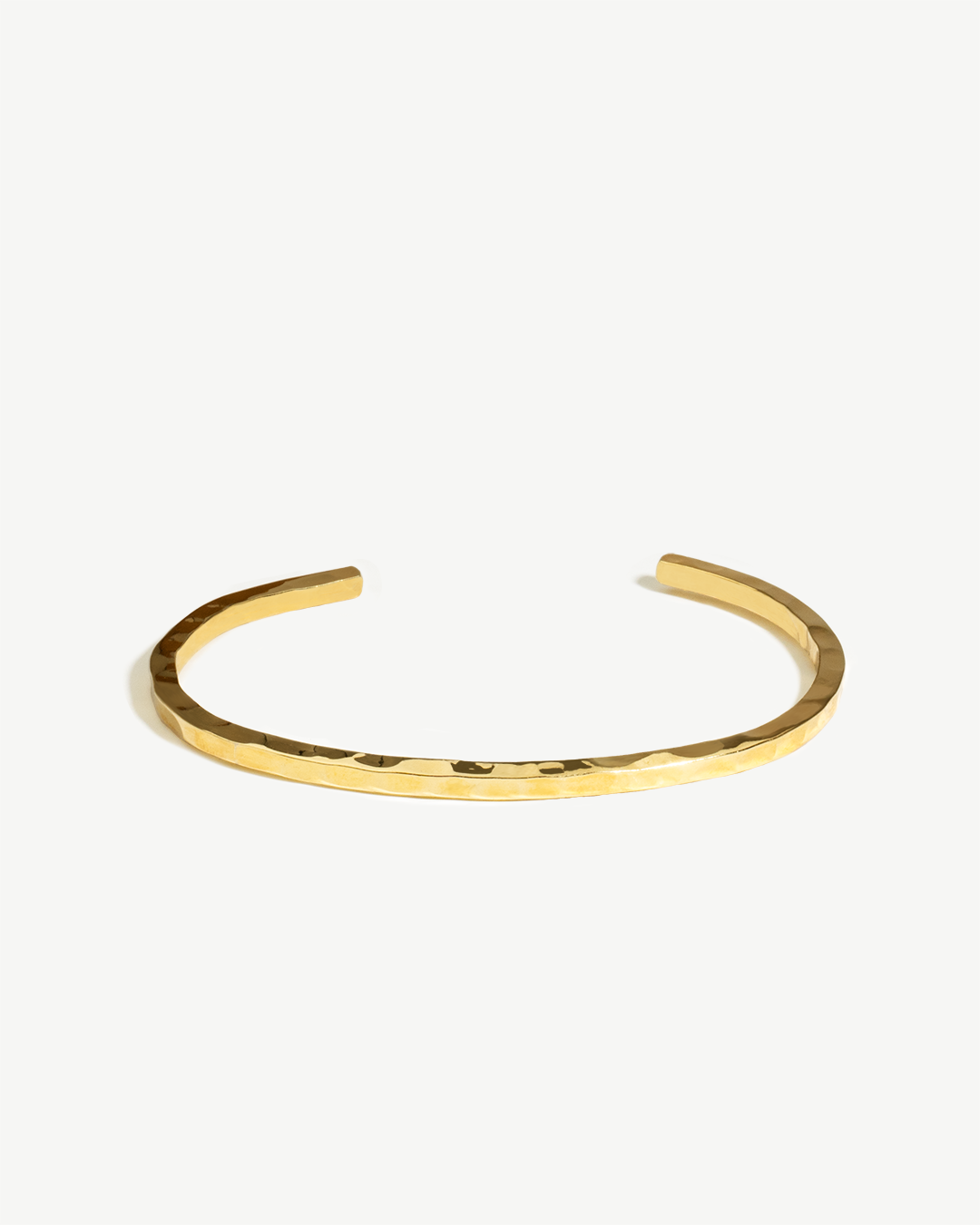 Escrava em prata 925 dourada com efeito martelado.