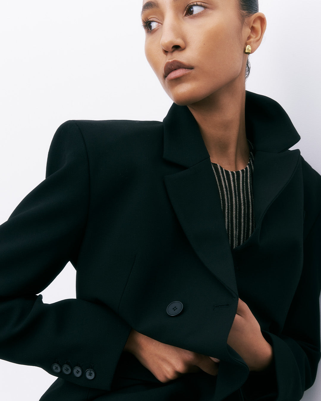 Brincos de prata 925 com banho de ouro 18k e zircónia cúbica em modelo.