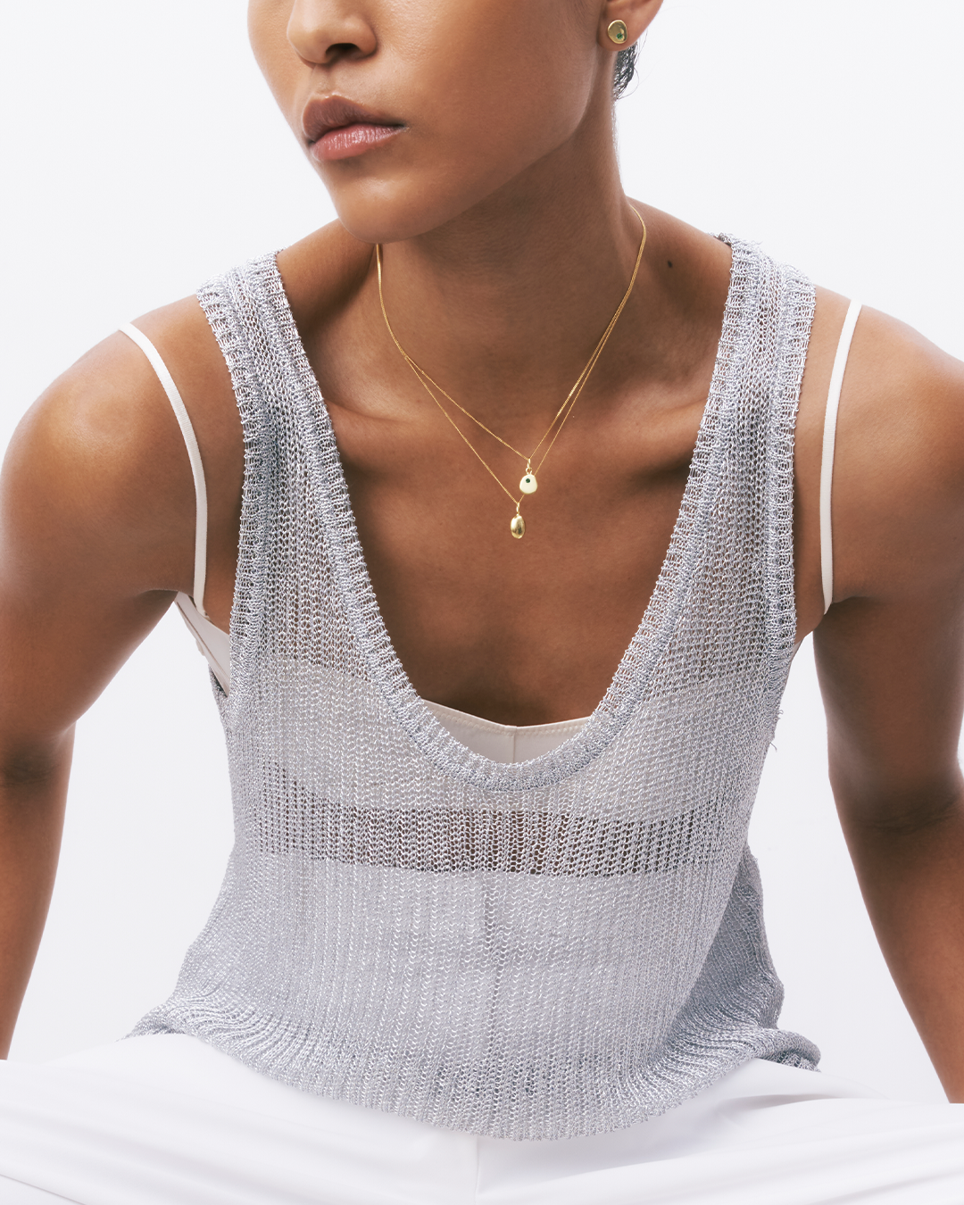 Colar com pingente em prata 925 com banho de ouro 18K e zircónia cúbica verde em modelo.