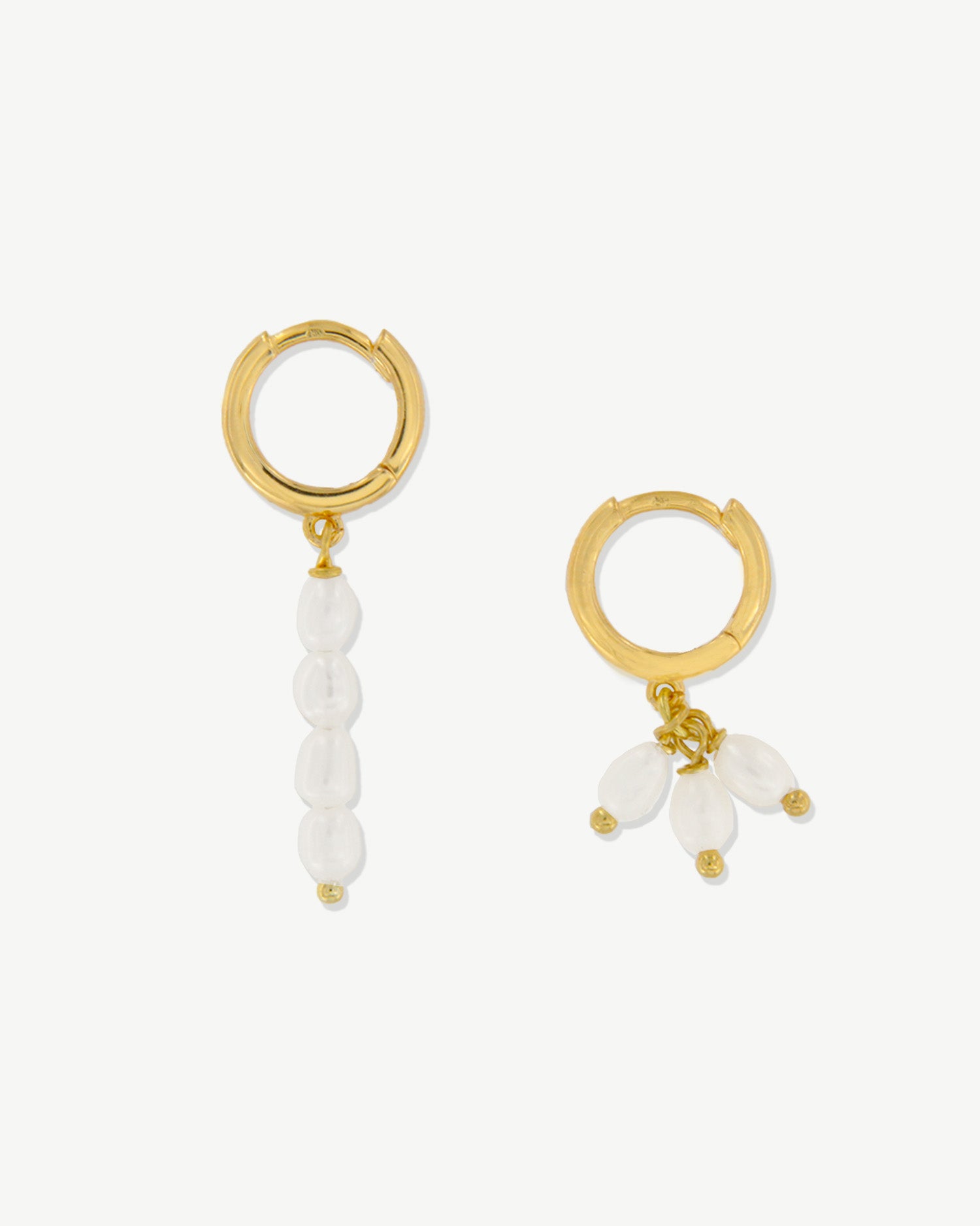 Argolas mini em prata com pérolas naturais pendentes