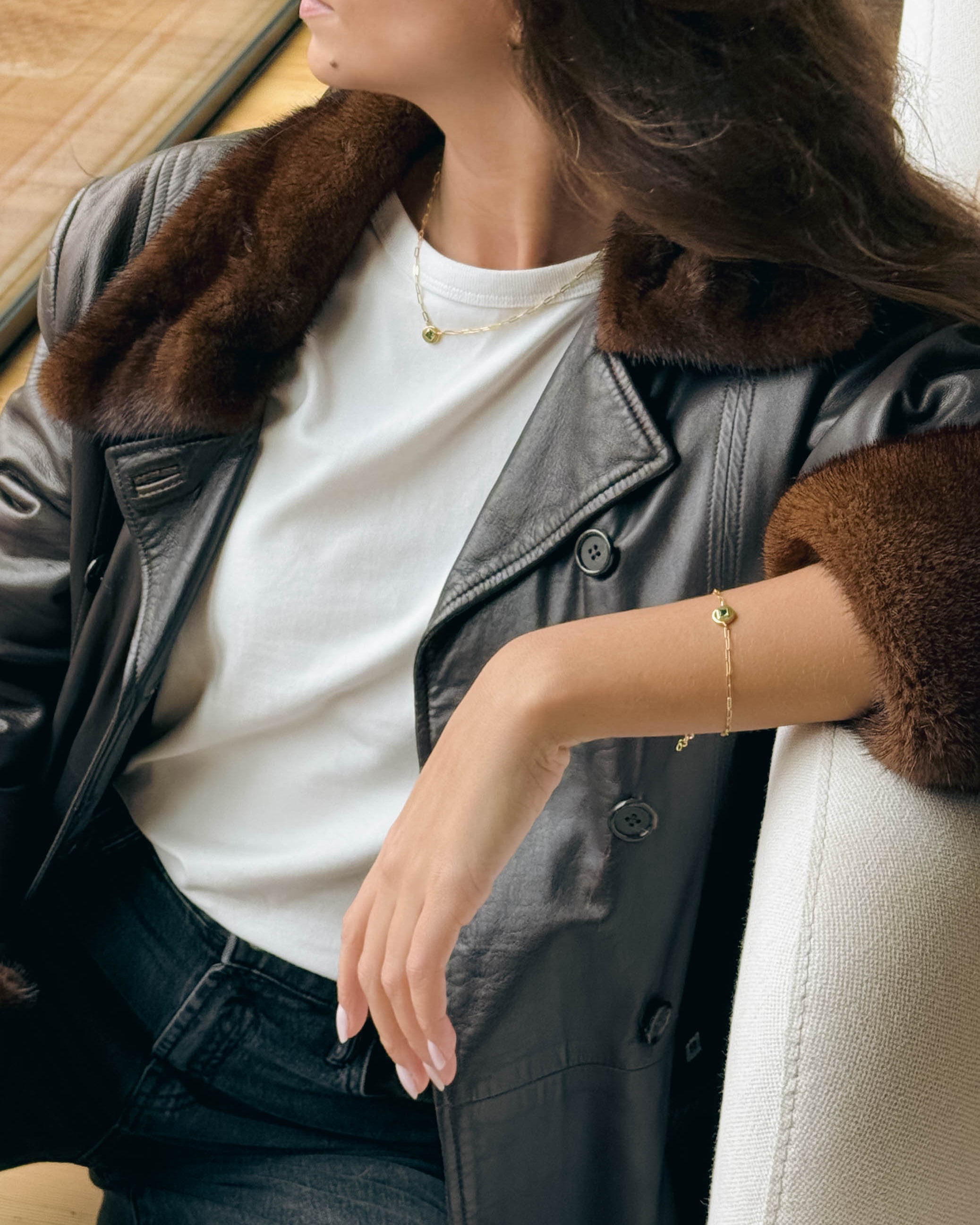 Colar em corrente com pingente em prata 925 com banho de ouro 18K e zircónia cúbica verde em modelo.