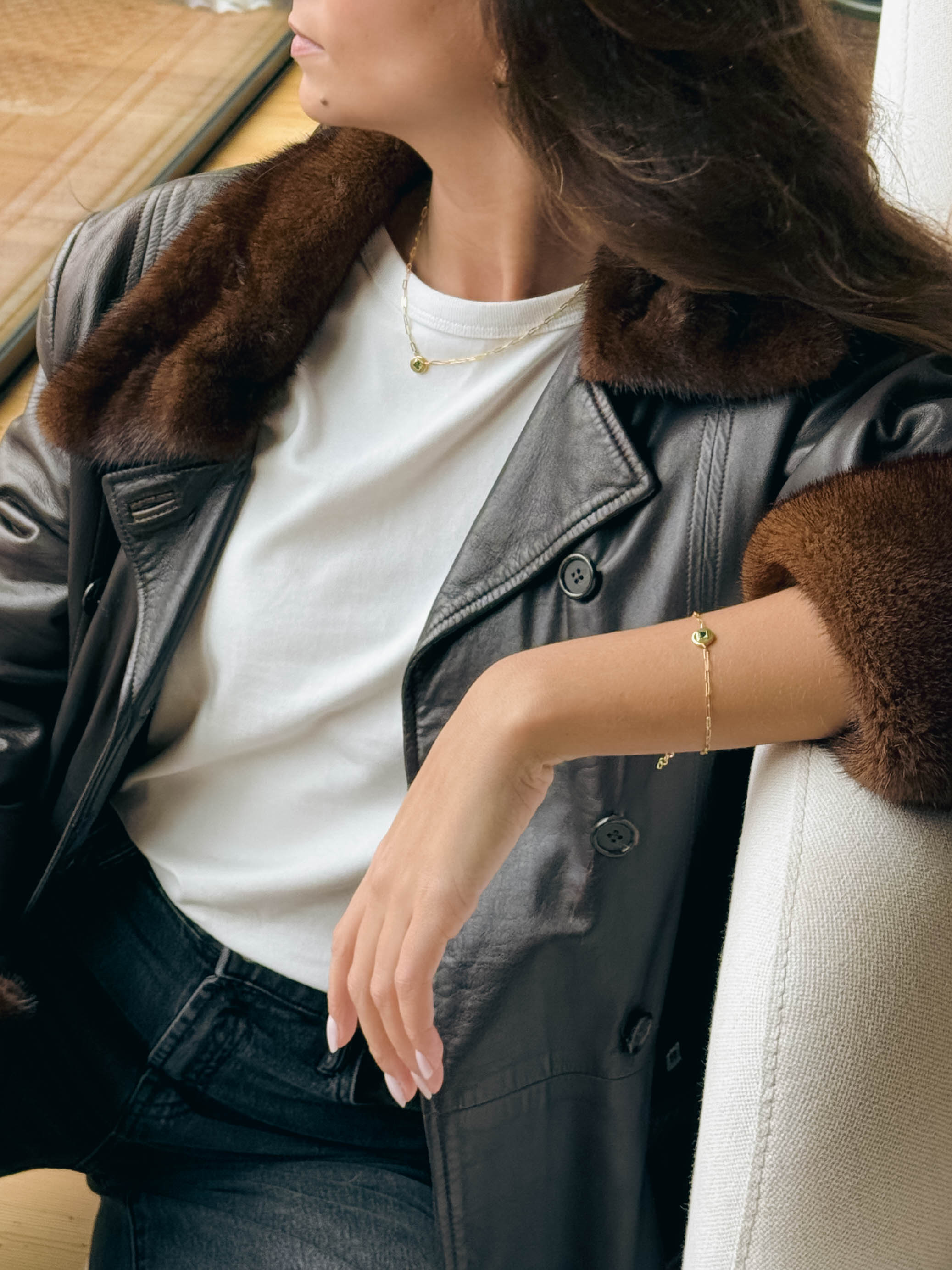 Colar em corrente com pingente em prata 925 com banho de ouro 18K e zircónia cúbica verde em modelo.