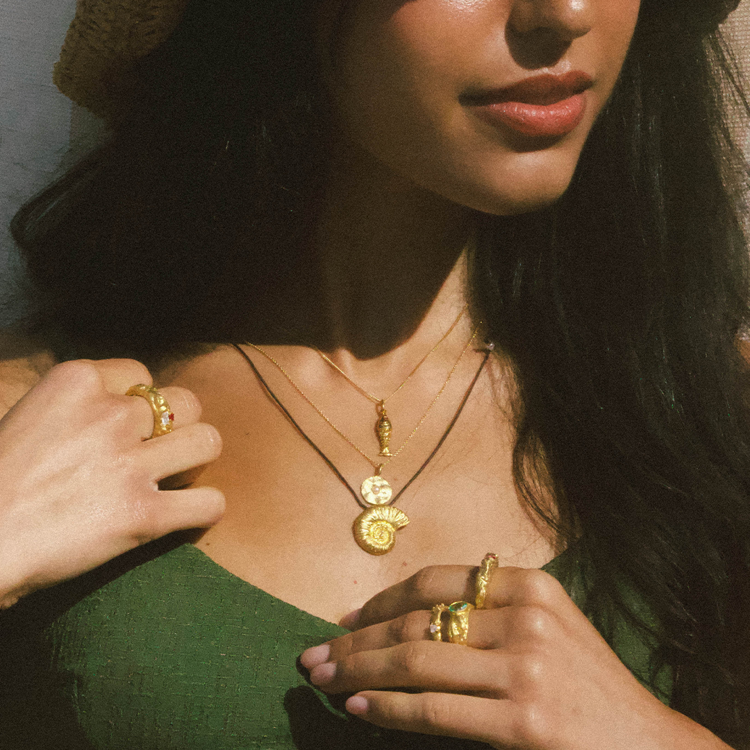 Colar com medalha de prata 925 com banho de ouro 18K e pérola em modelo.