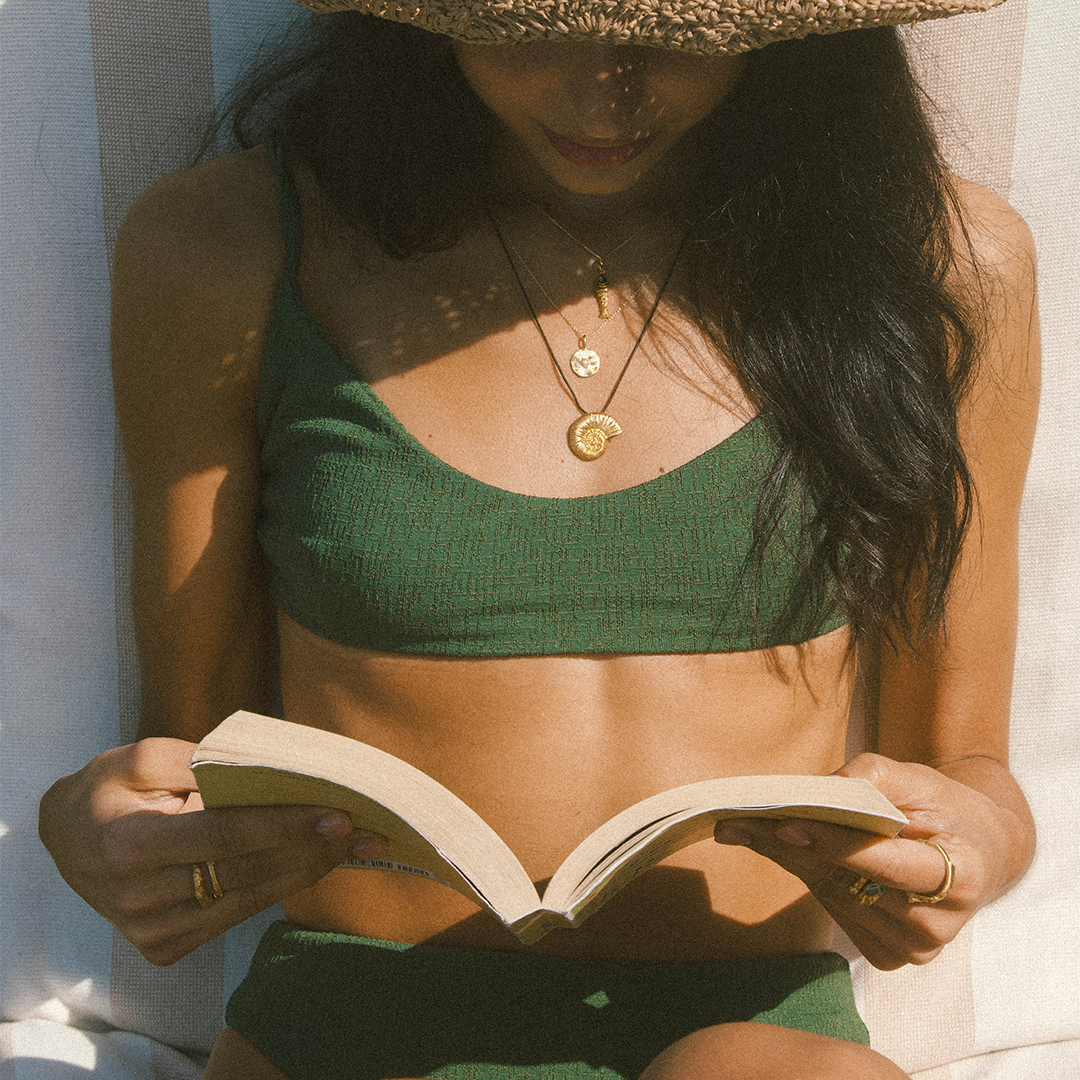 Colar com medalha de prata 925 com banho de ouro 18K e pérola em modelo.