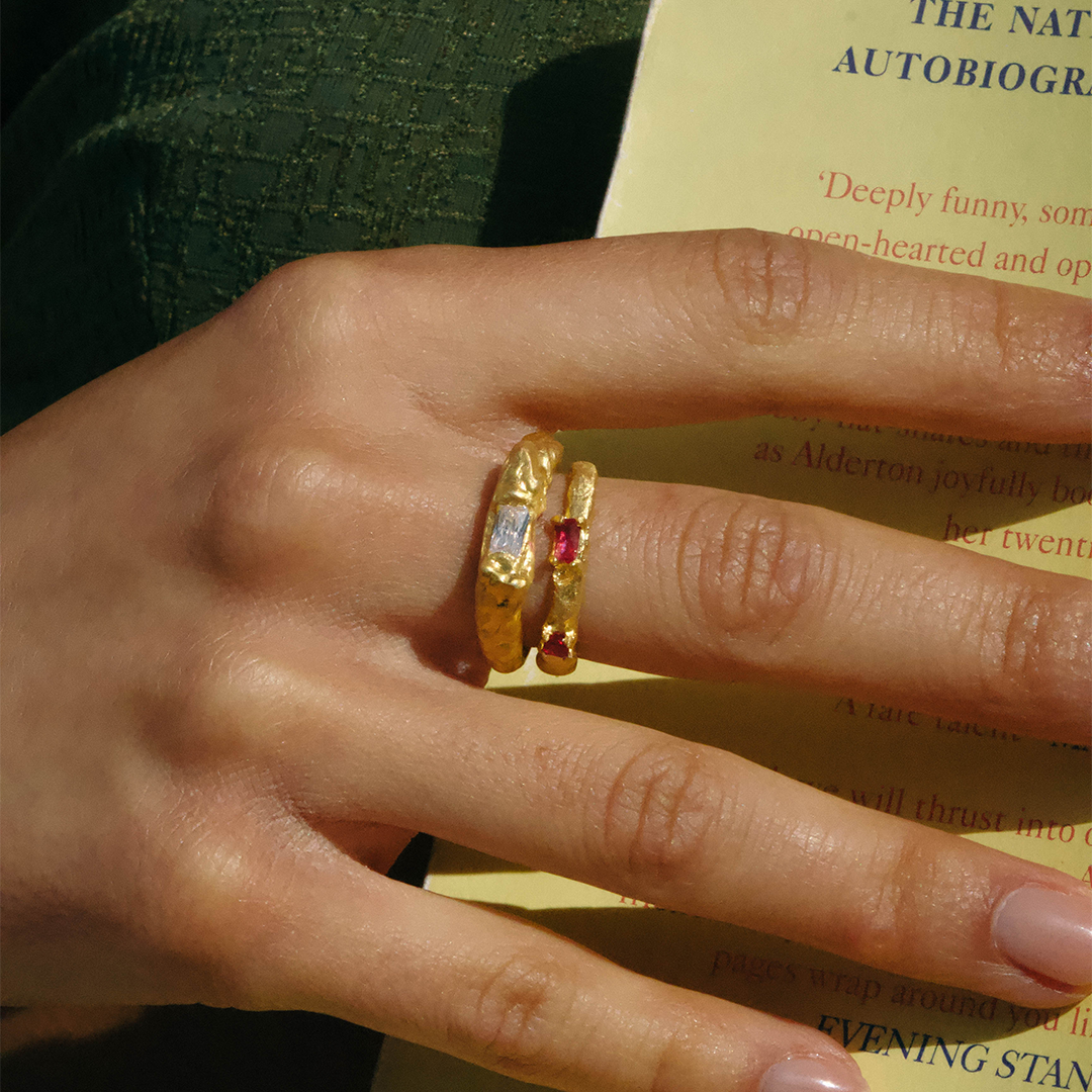 Anel statement texturado em prata 925 com banho de ouro 18K e zircónia cúbica em modelo.