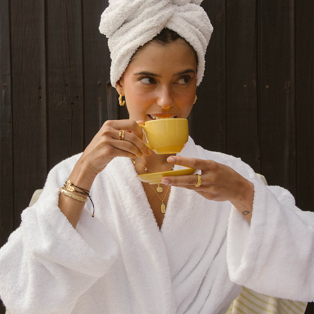 Anel fino texturado regulável em prata 925 com banho de ouro 18K e zircónias cúbicas em modelo.