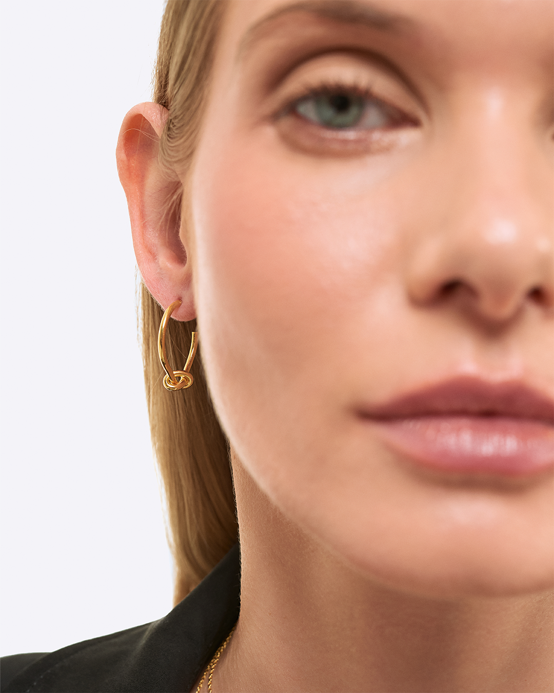 Modelo com argolas em nó da coleçao knot.