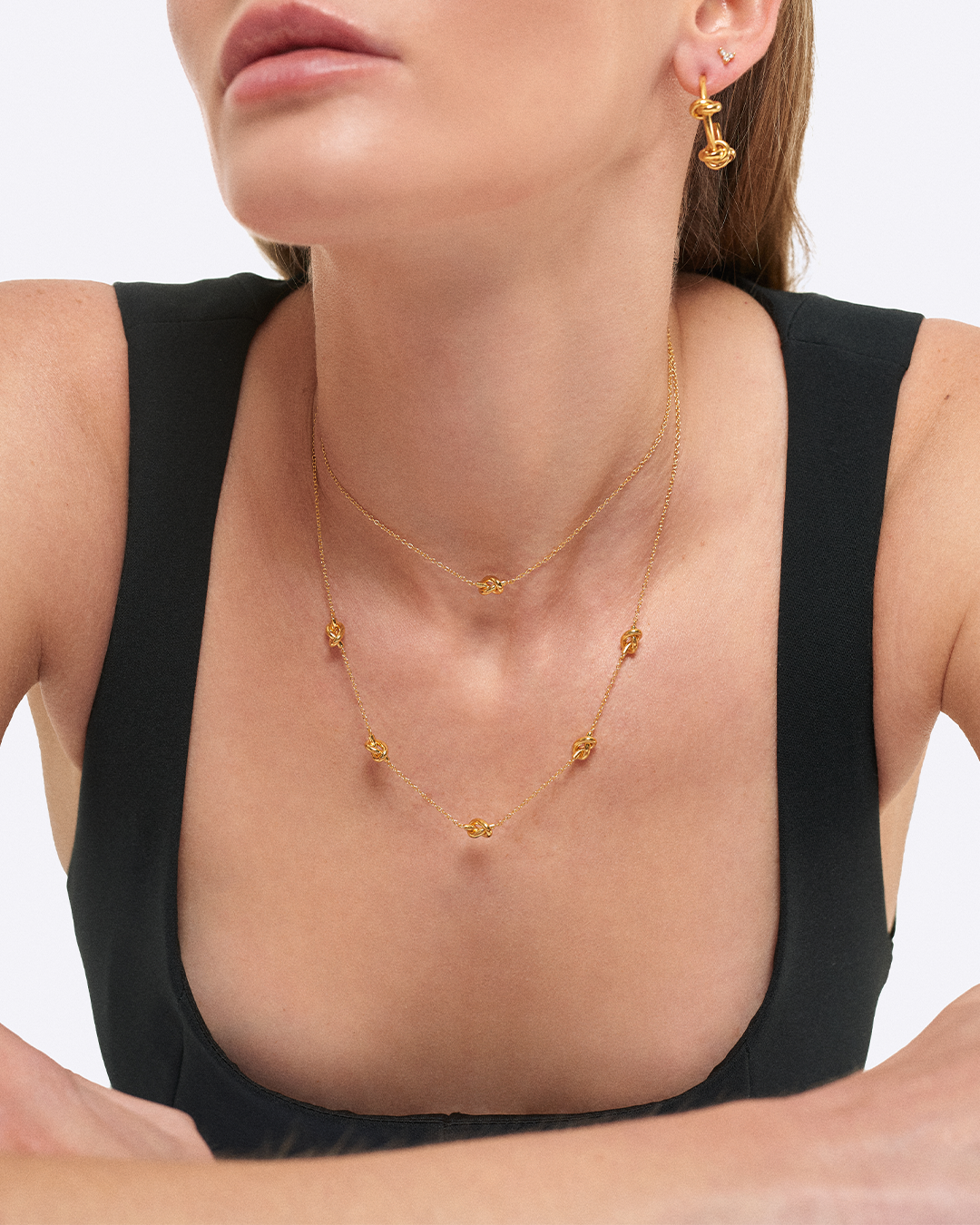 Modelo com joias da coleçao knot.