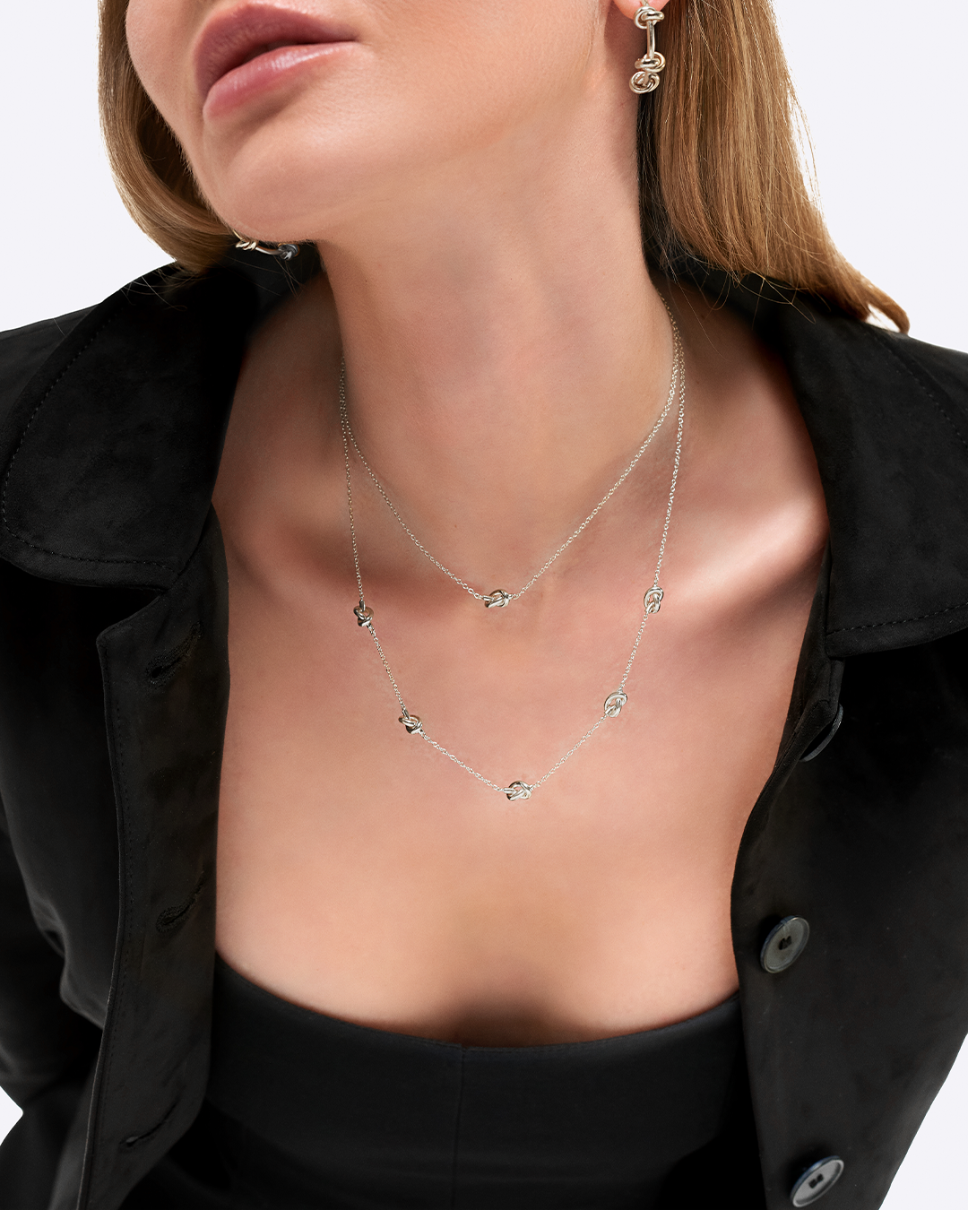 Modelo com joias da coleção knot.