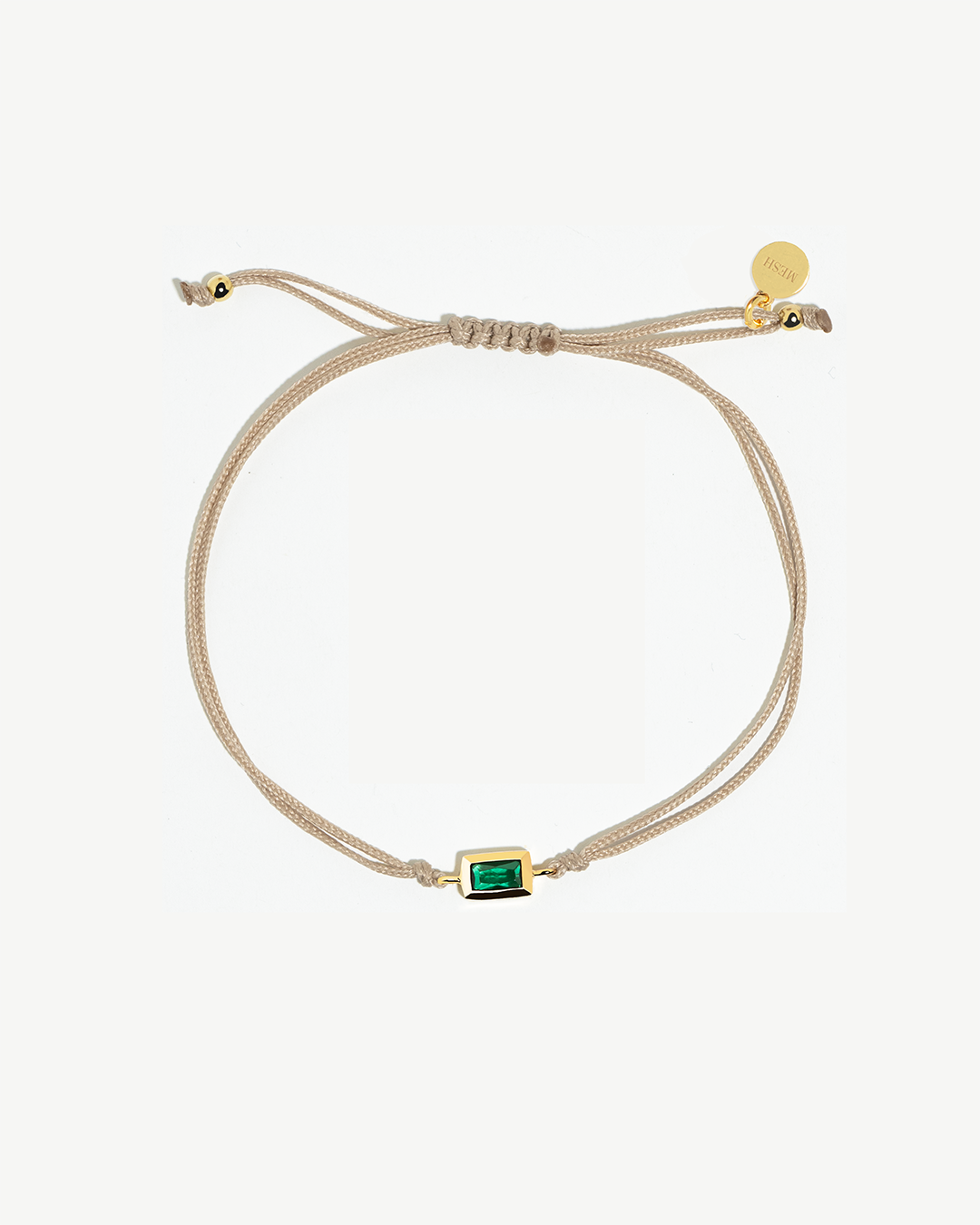 Pulseira em macramé colorido com detalhe em prata dourada.