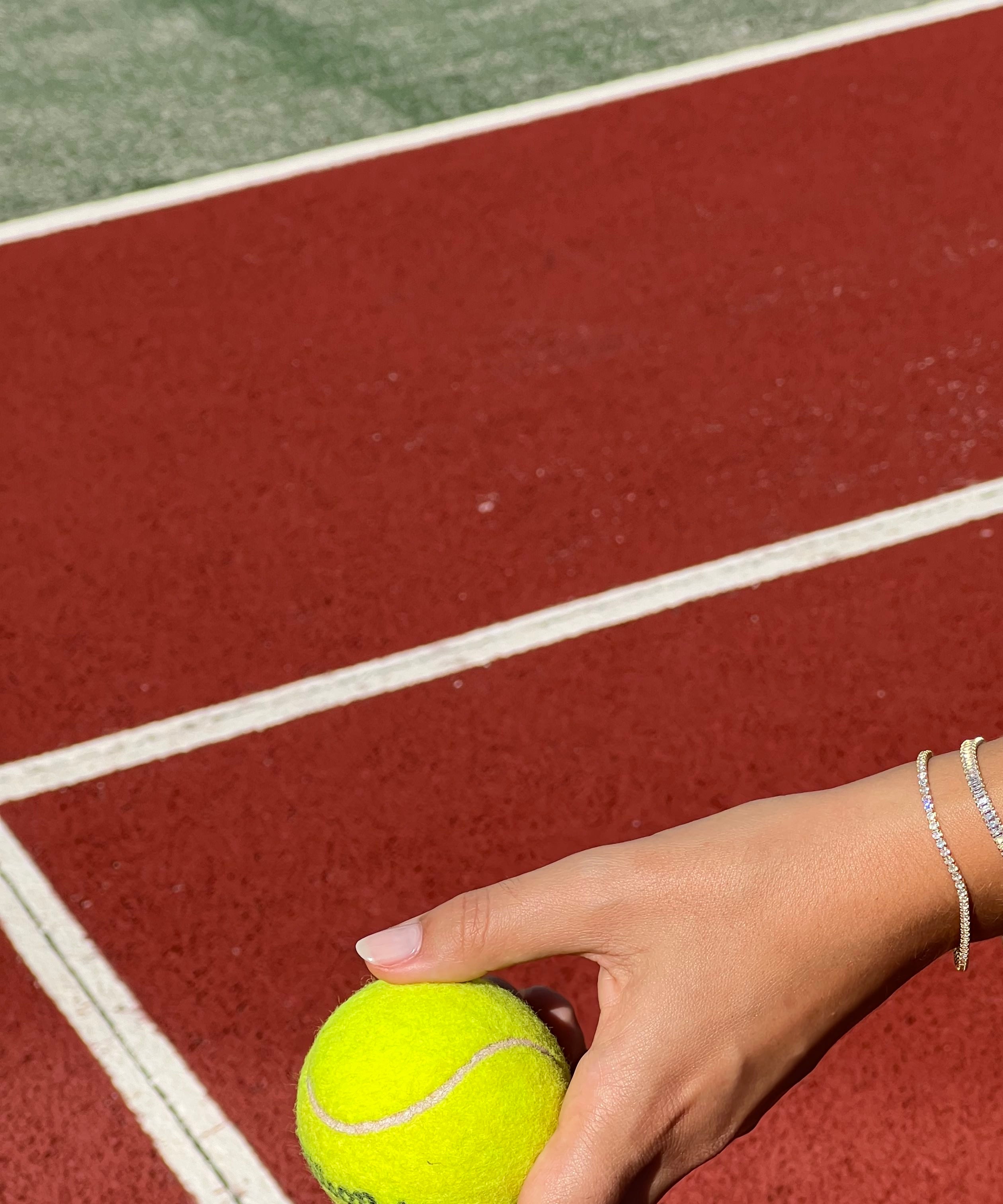 Pulseira tennis em prata 925 com banho de ouro 18K e zircónias cúbicas em modelo.