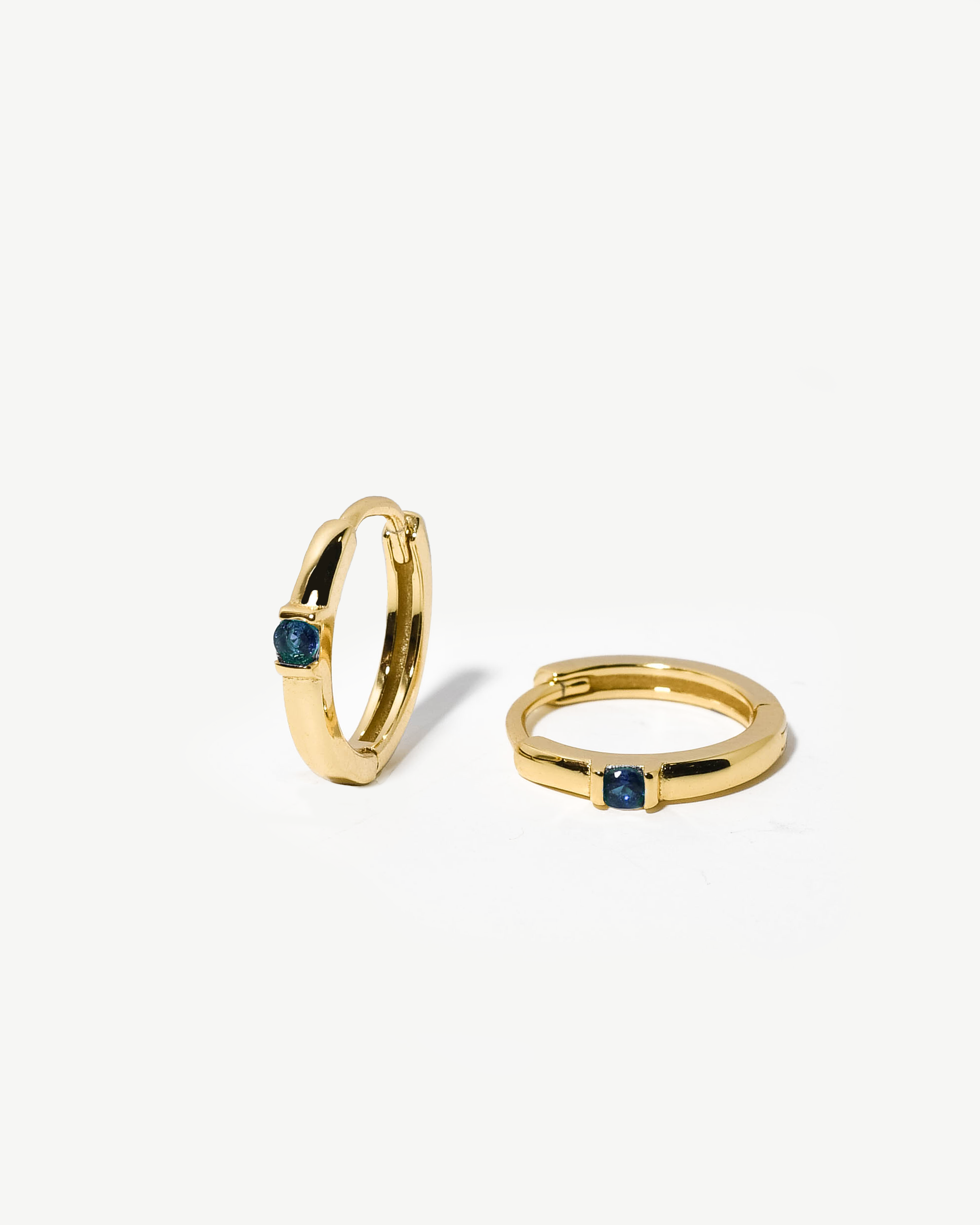 Mini argolas em prata 925 com banho de ouro 18K e zircónia azul.