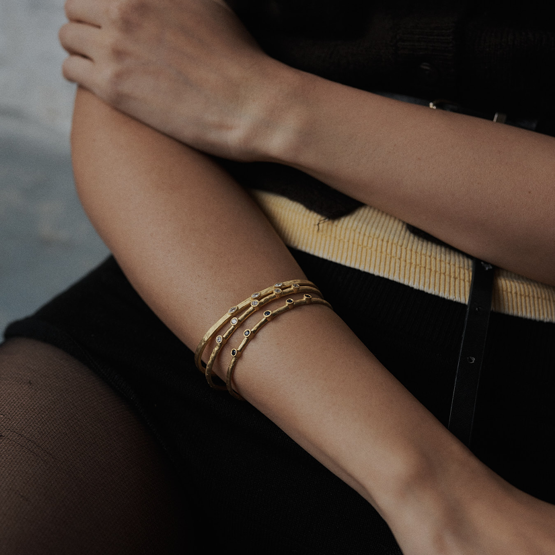 Escrava em prata 925 martelada com banho de ouro 18K e zircónias ovais em modelo.