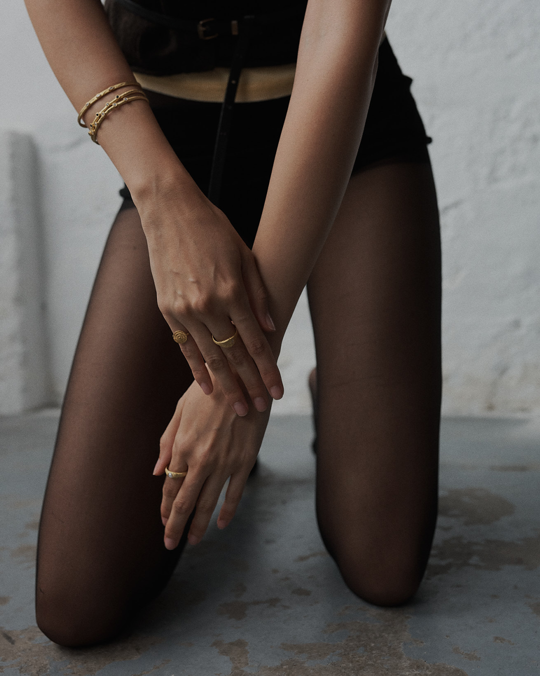 Escrava em prata 925 martelada com banho de ouro 18K e zircónias cúbicas em relevo em modelo.