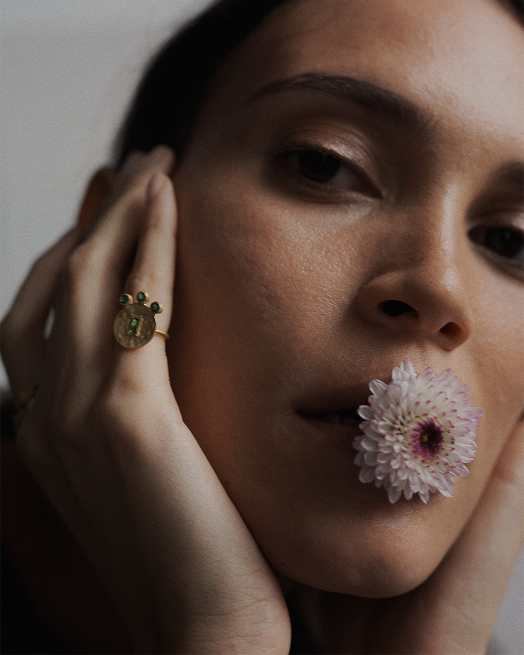 Anel com pendentes em prata 925 com banho de ouro 18K e zircónias cúbicas em modelo.