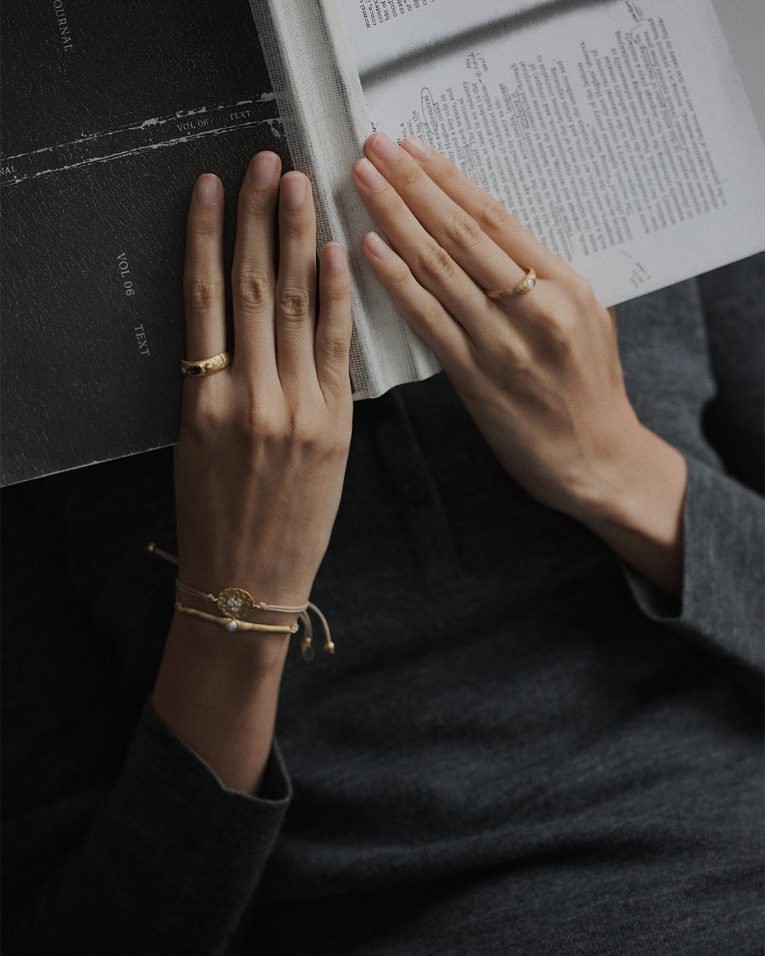 Anel com relevos em prata 925 e banho de ouro 18K com zircónia cúbica oval central em modelo.