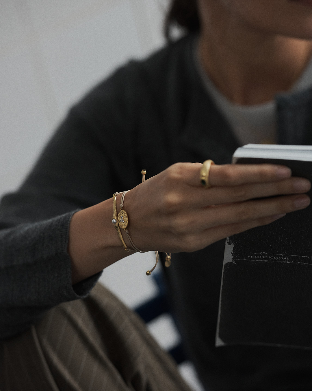 Pulseira ajustável em macramé com pendente redondo de prata com banho de ouro e zircónias