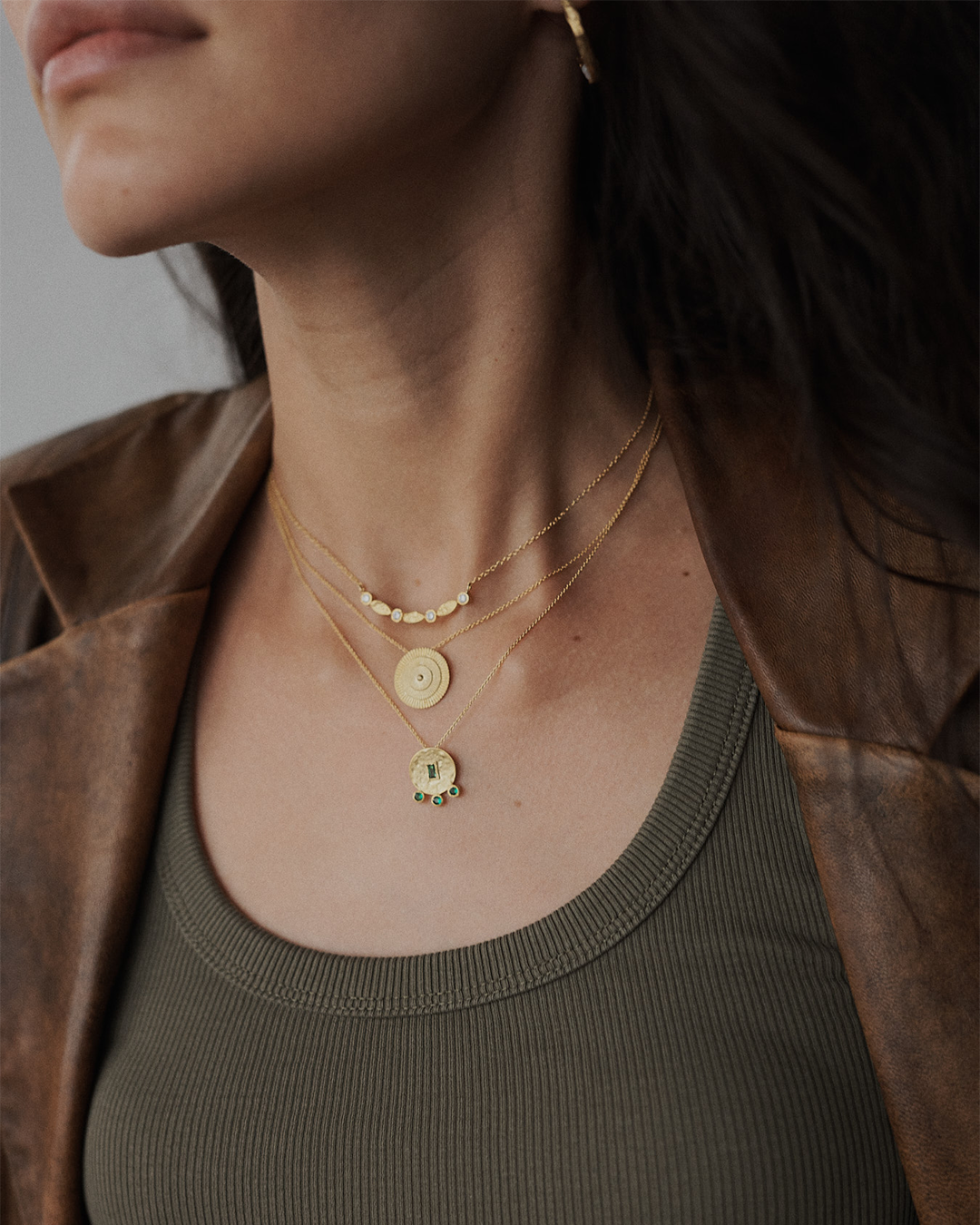 Colar com pendente redondo em prata 925 com banho de ouro 18K e zircónias cúbicas em modelo.