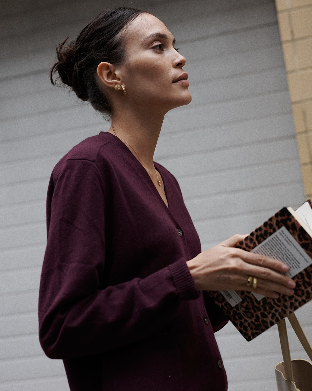 Argolas recortadas em prata 925 com banho de ouro 18K e zircónias cúbicas em modelo.