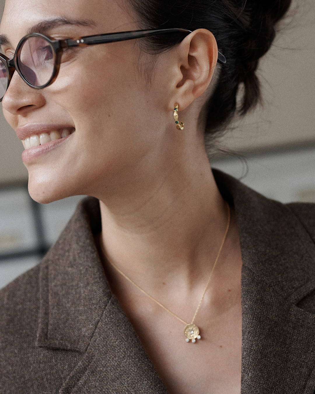 Argolas recortadas em prata 925 com banho de ouro 18K e zircónias cúbicas em modelo.