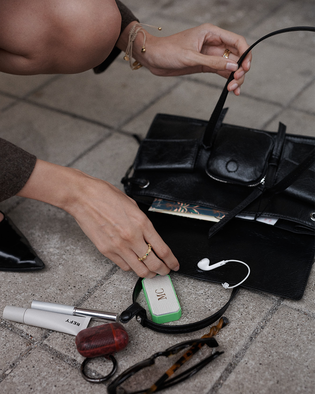 Anel recortado em prata 925 com banho de ouro 18k e zircónias cúbicas em modelo.