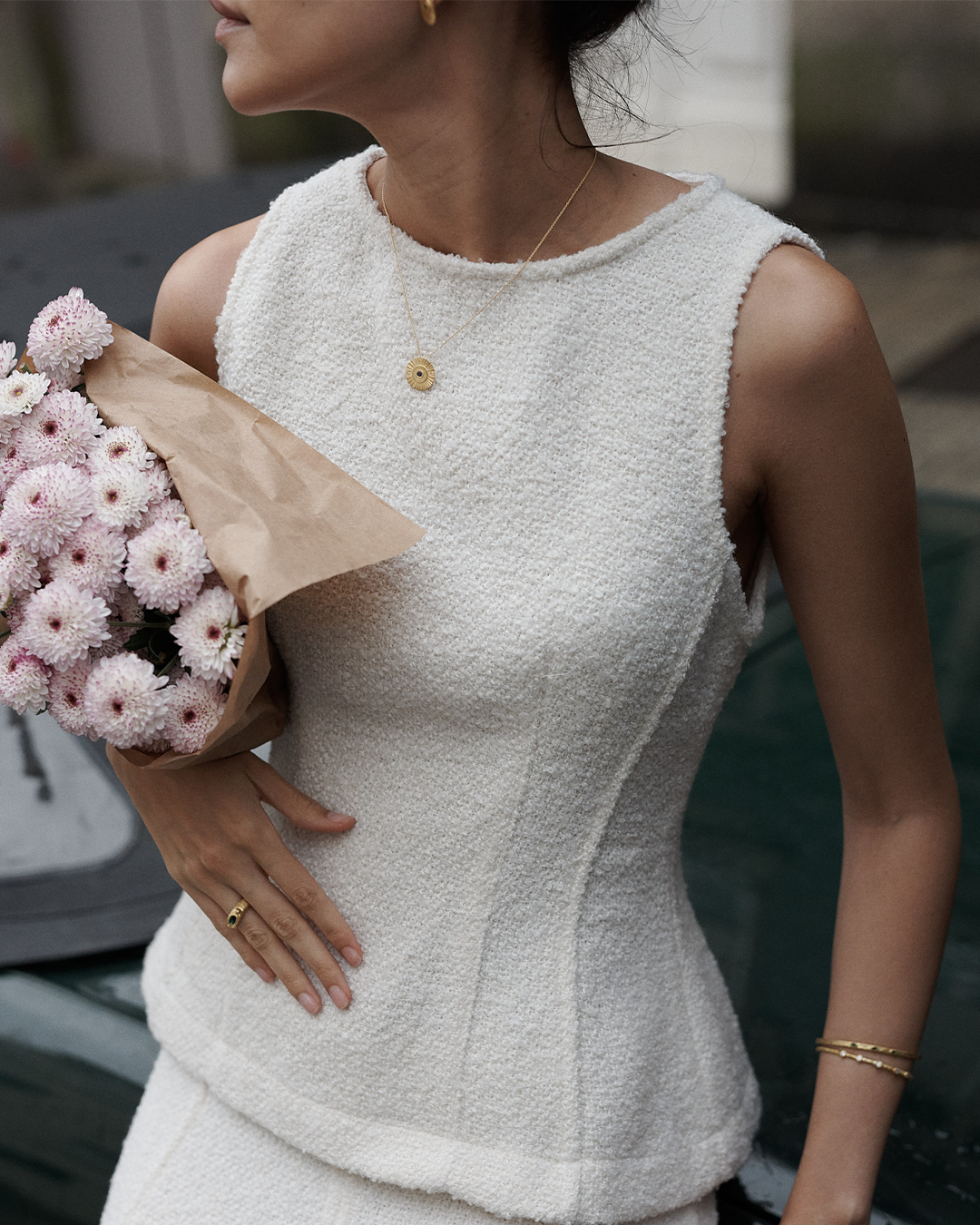 Colar com pendente redondo em prata 925 com banho de ouro 18K e zircónia cúbica em modelo.