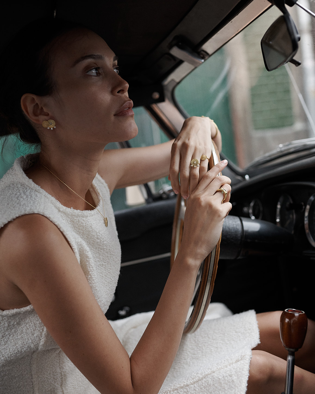 Anel com pendentes em prata 925 com banho de ouro 18K e zircónias cúbicas em modelo.