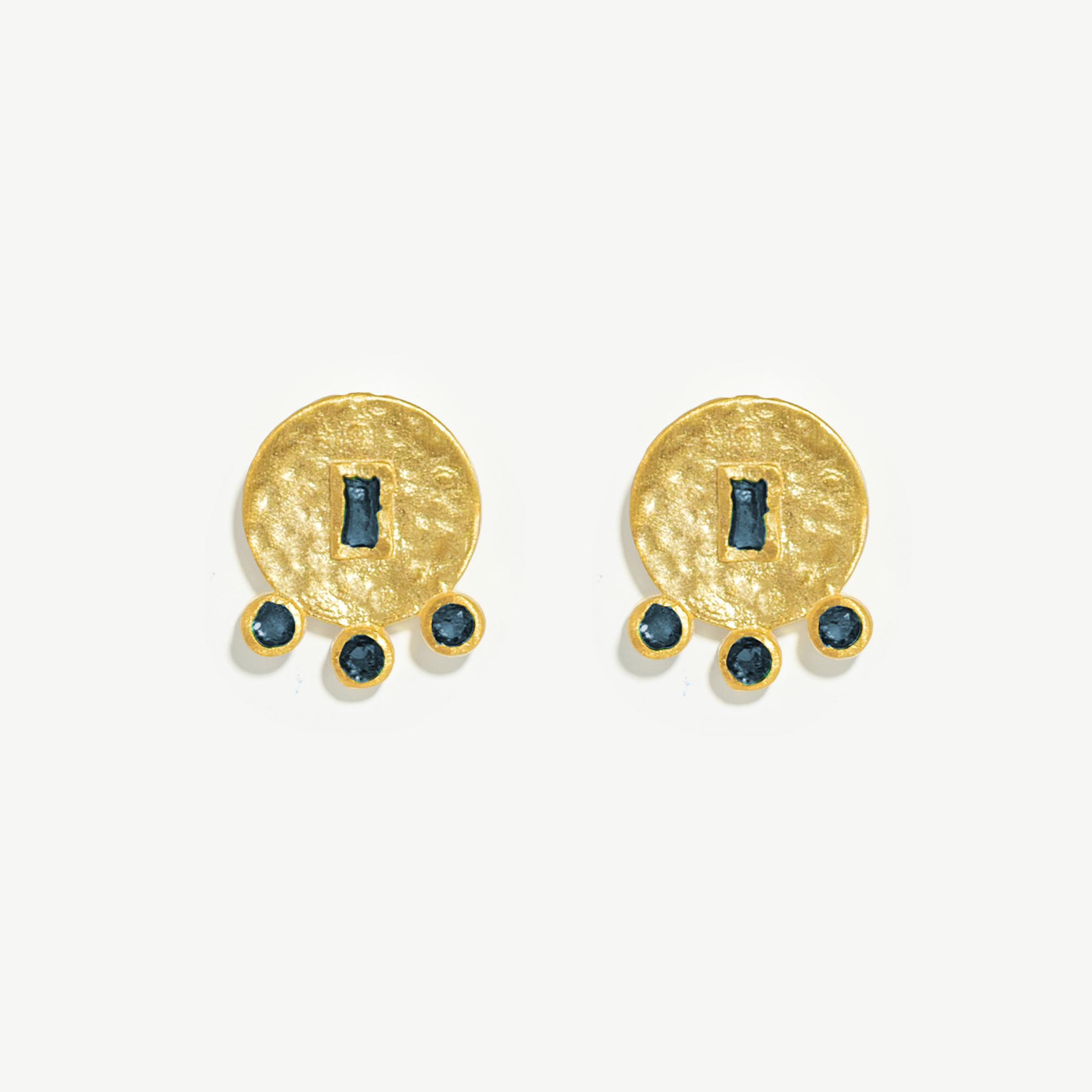 Brincos redondos martelados em prata 925 com banho de ouro 18K e zircónias cúbicas.