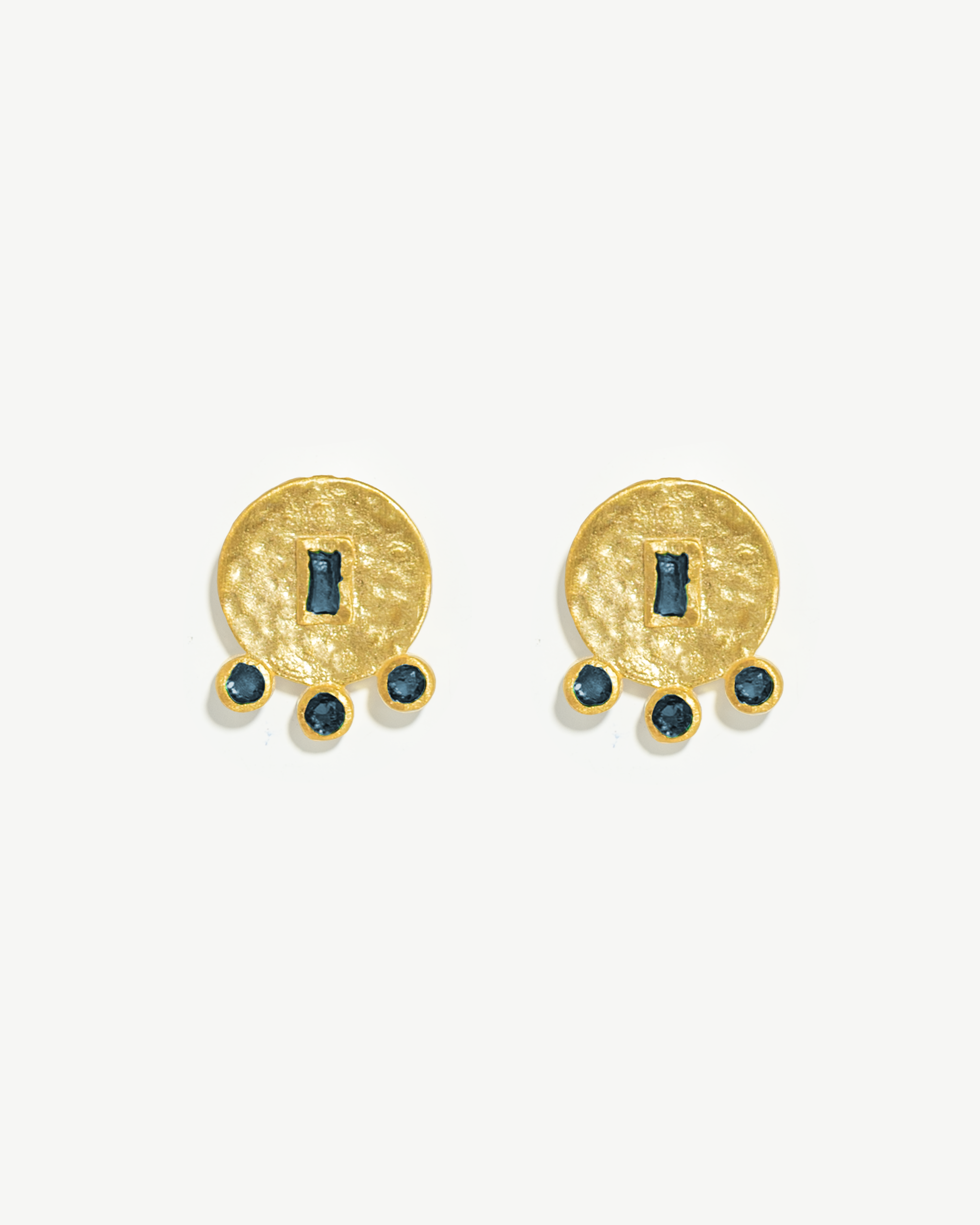 Brincos redondos martelados em prata com banho de ouro e zircónias