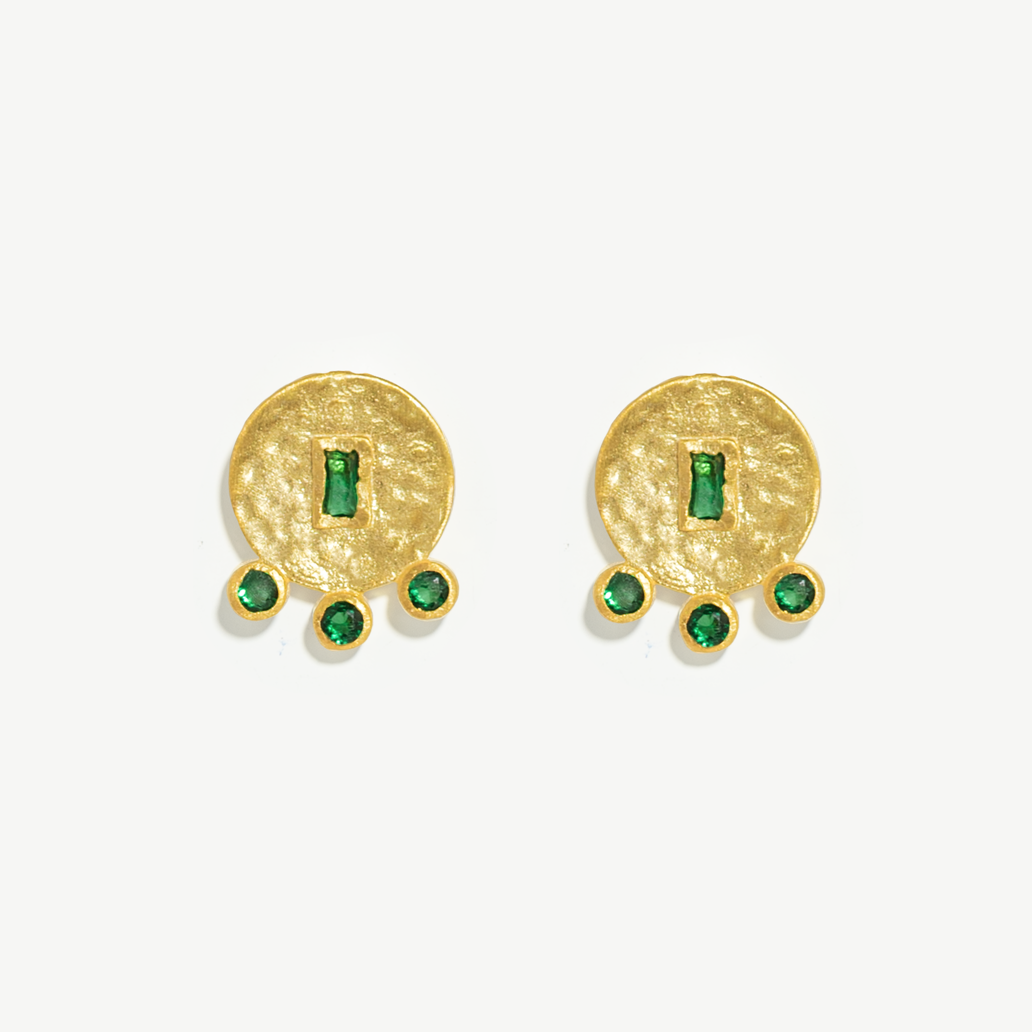 Brincos redondos martelados em prata 925 com banho de ouro 18K e zircónias cúbicas.