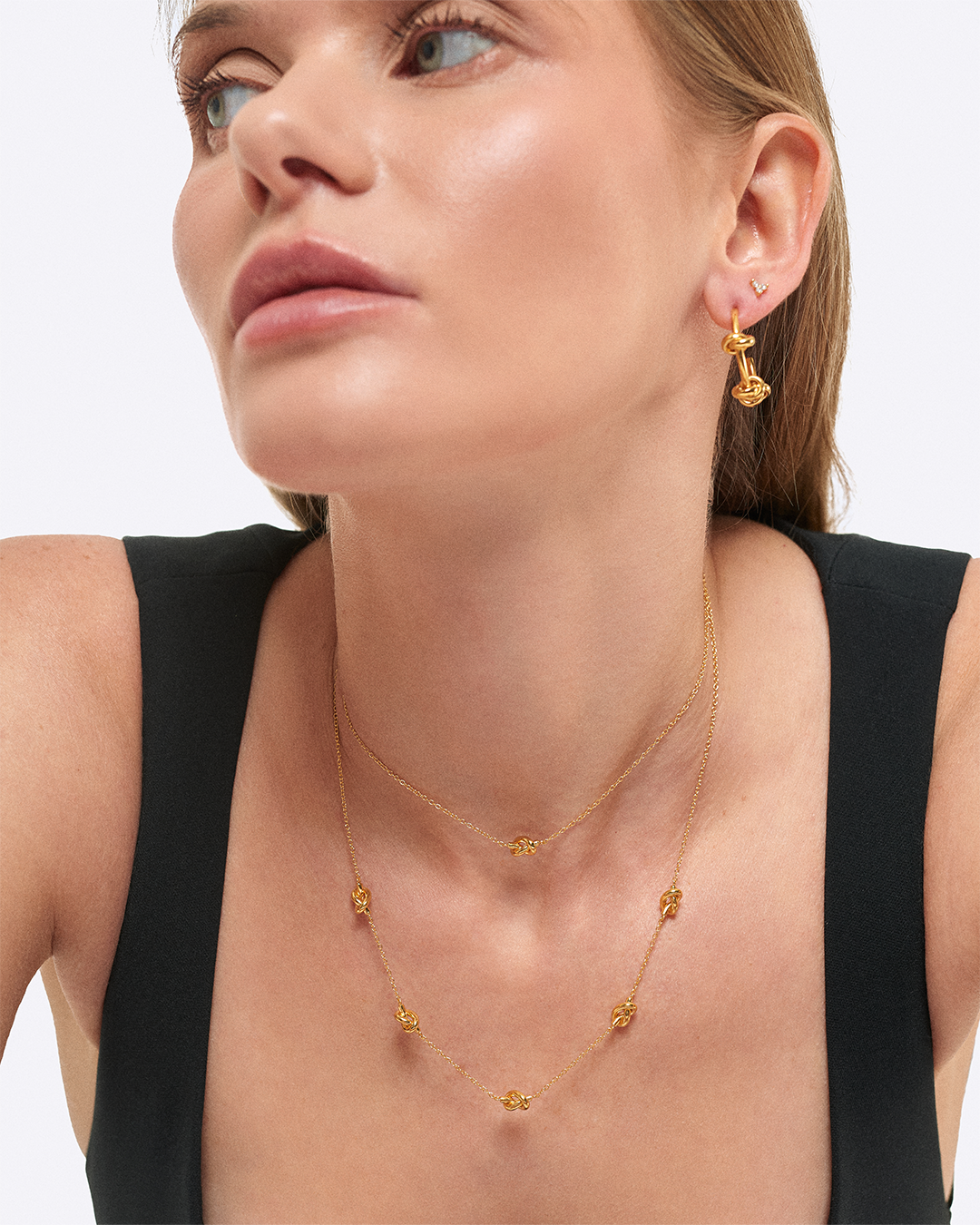 Modelo com joias da coleçao knot.