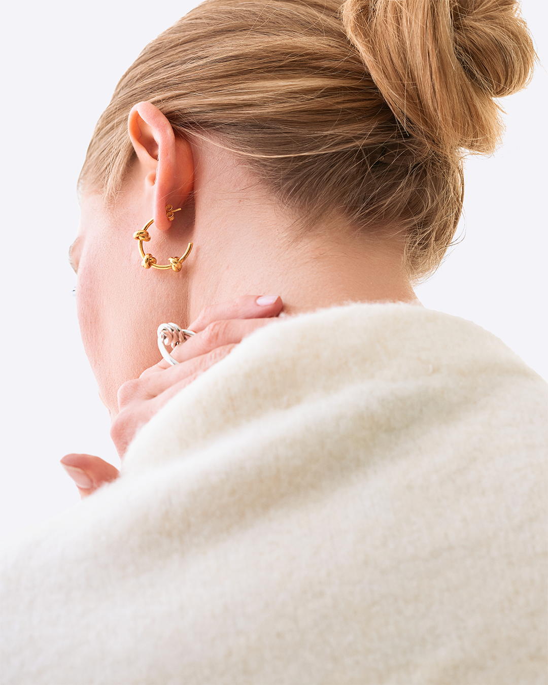 Modelo com joias da coleçao knot.