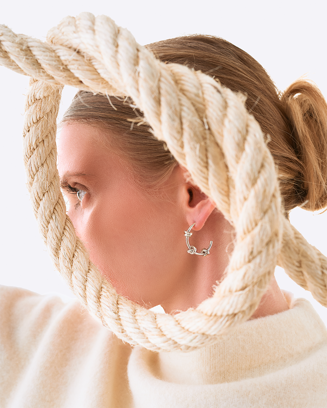 Modelo com joias da coleçao knot.