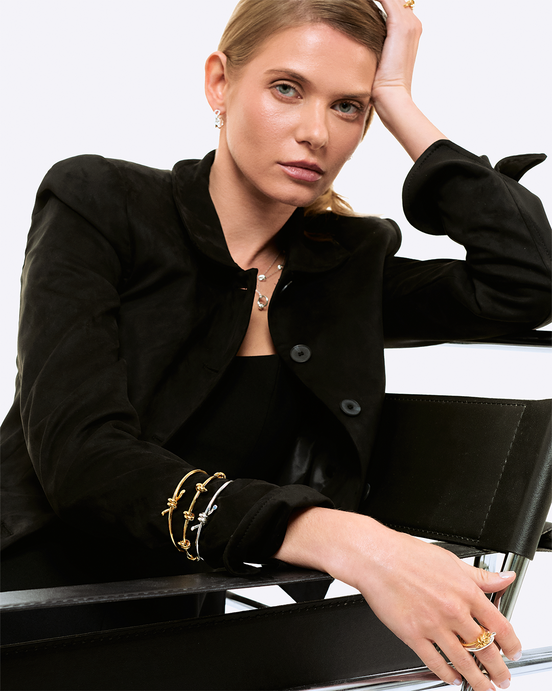 Modelo com escravas de nó em prata 925.