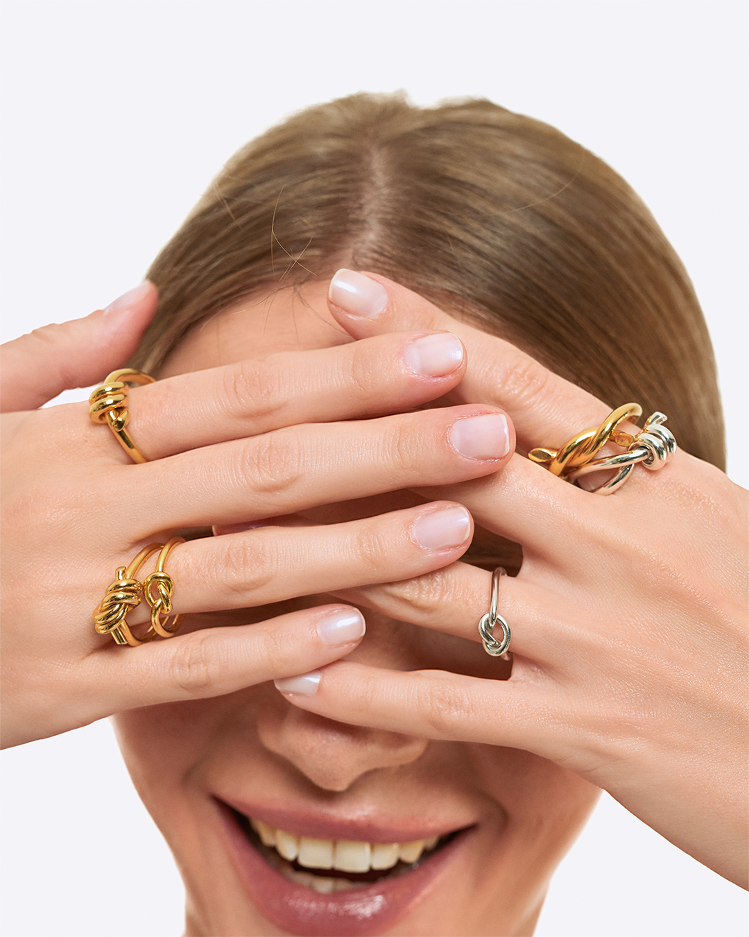 Modelo com aneis da coleção knot edit.