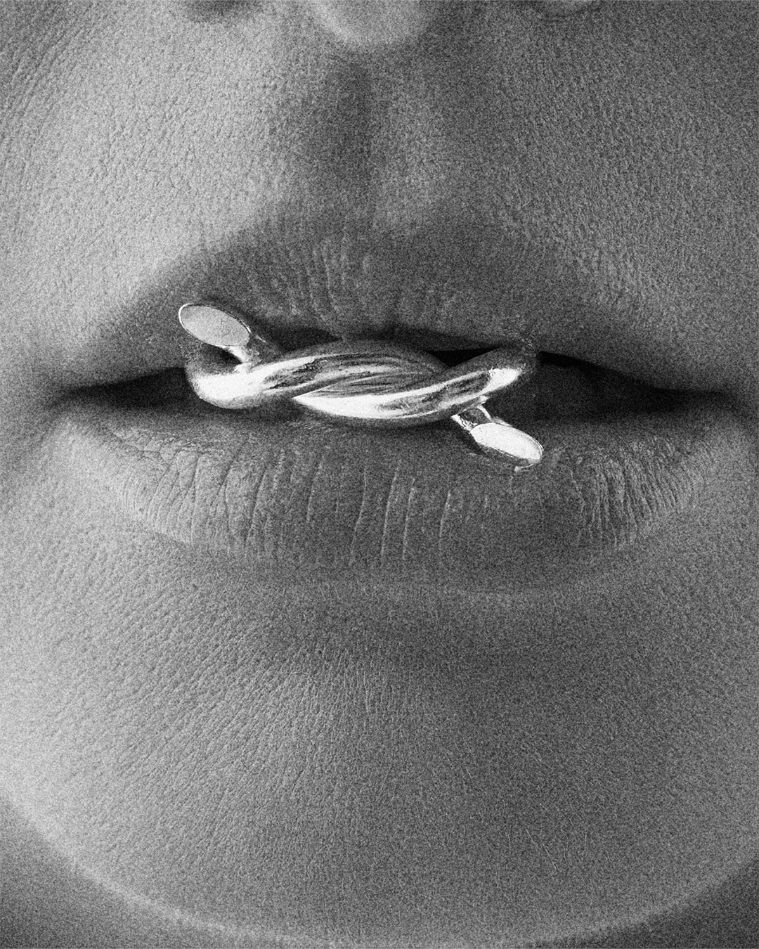 Modelo com anel nó simples na boca.