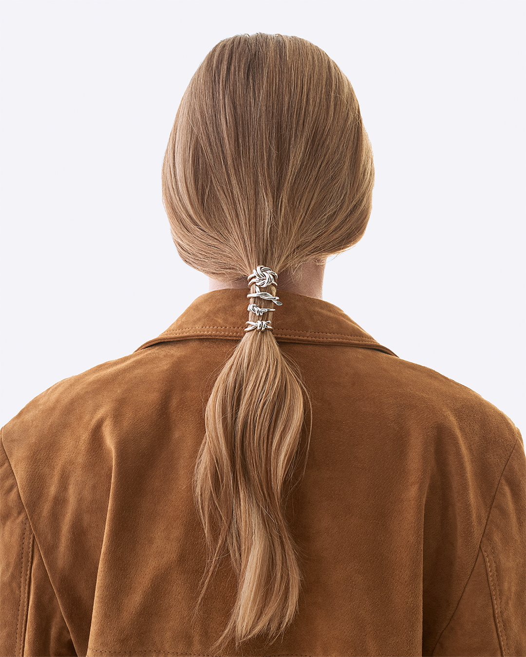 Cabelo preso com anéis de nó.