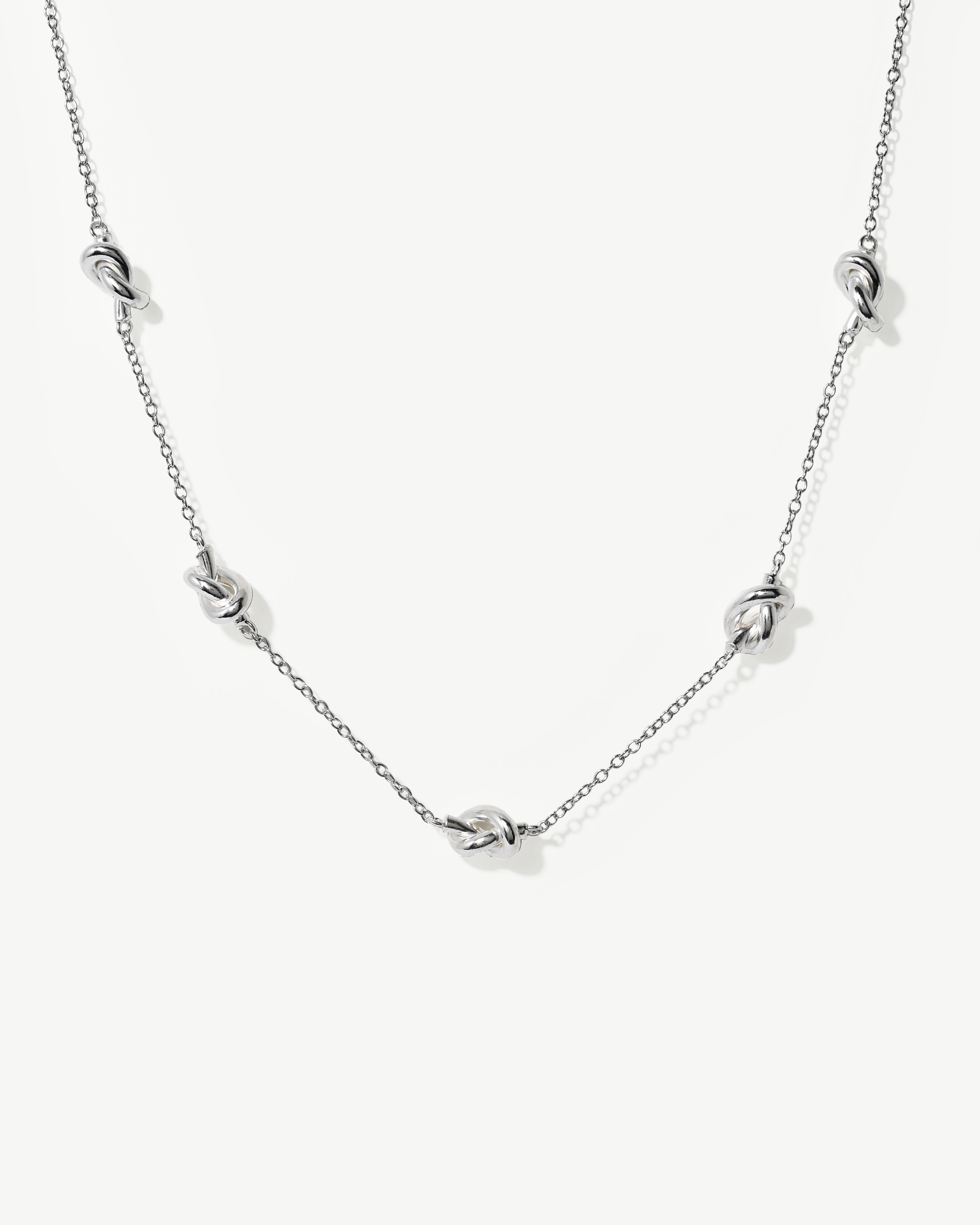 Colar de malha fina com nós em prata 925 com banho de ródio.