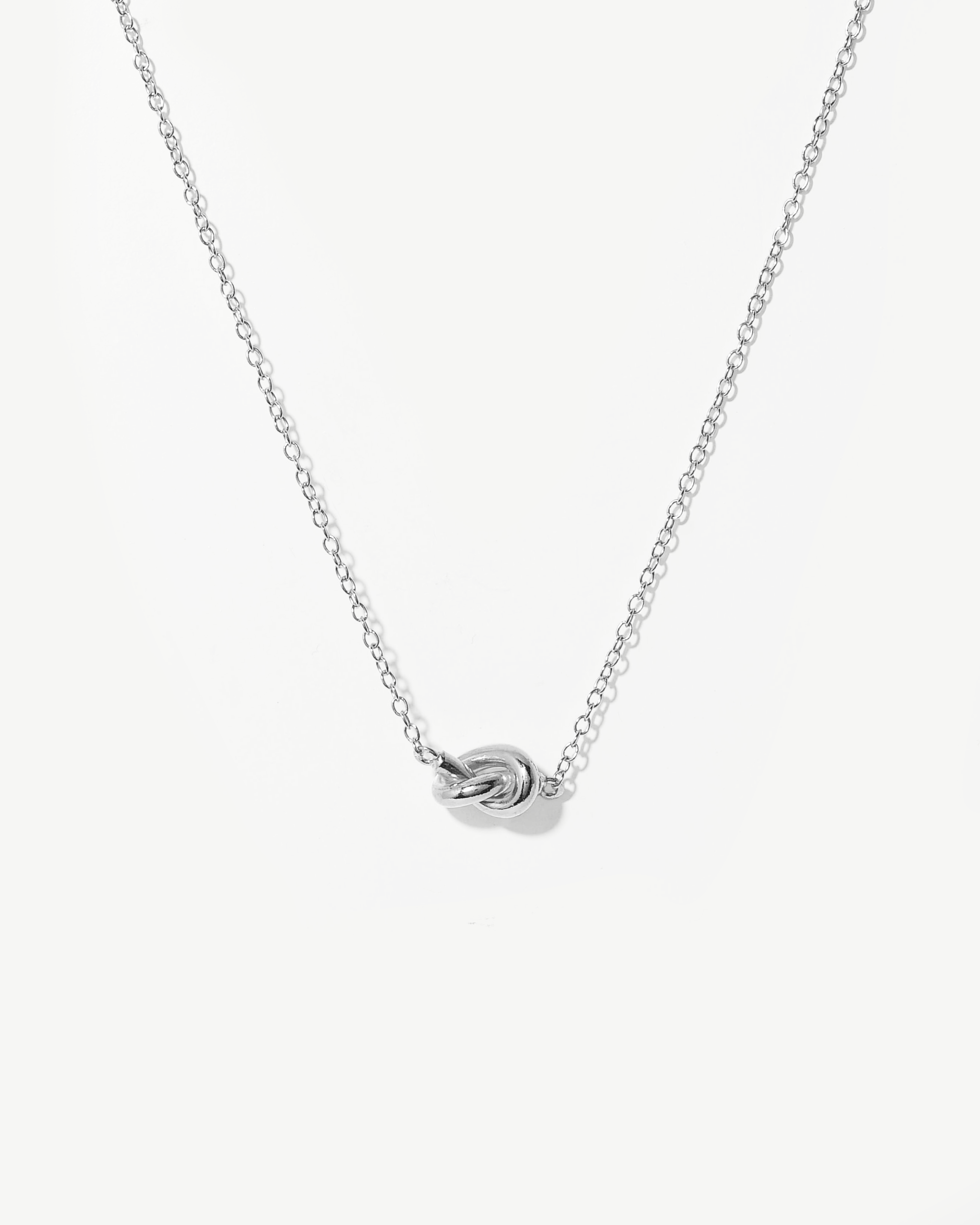 Colar com detalhe nó simples em prata 925.