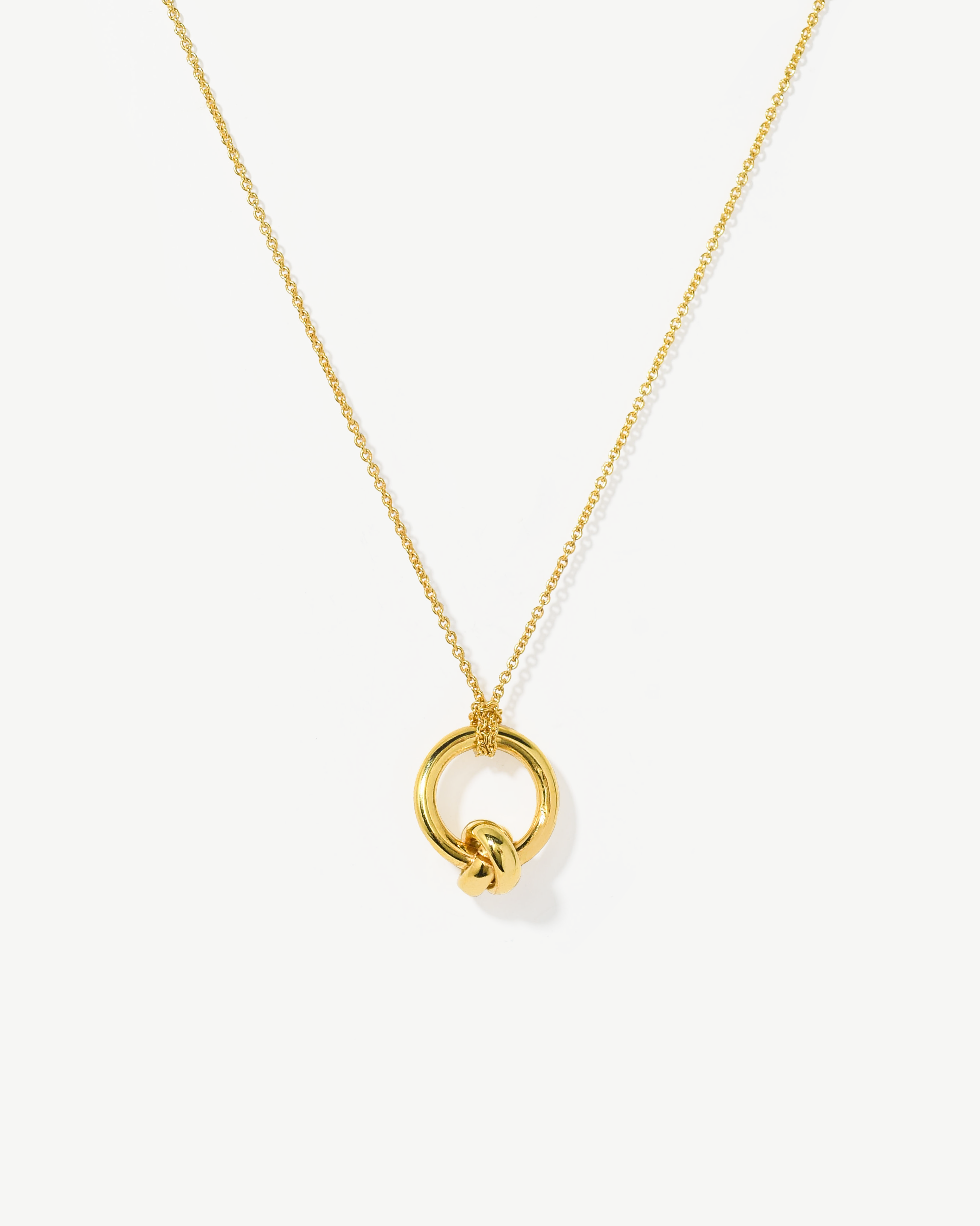 Colar com pendente de nó em prata dourada.