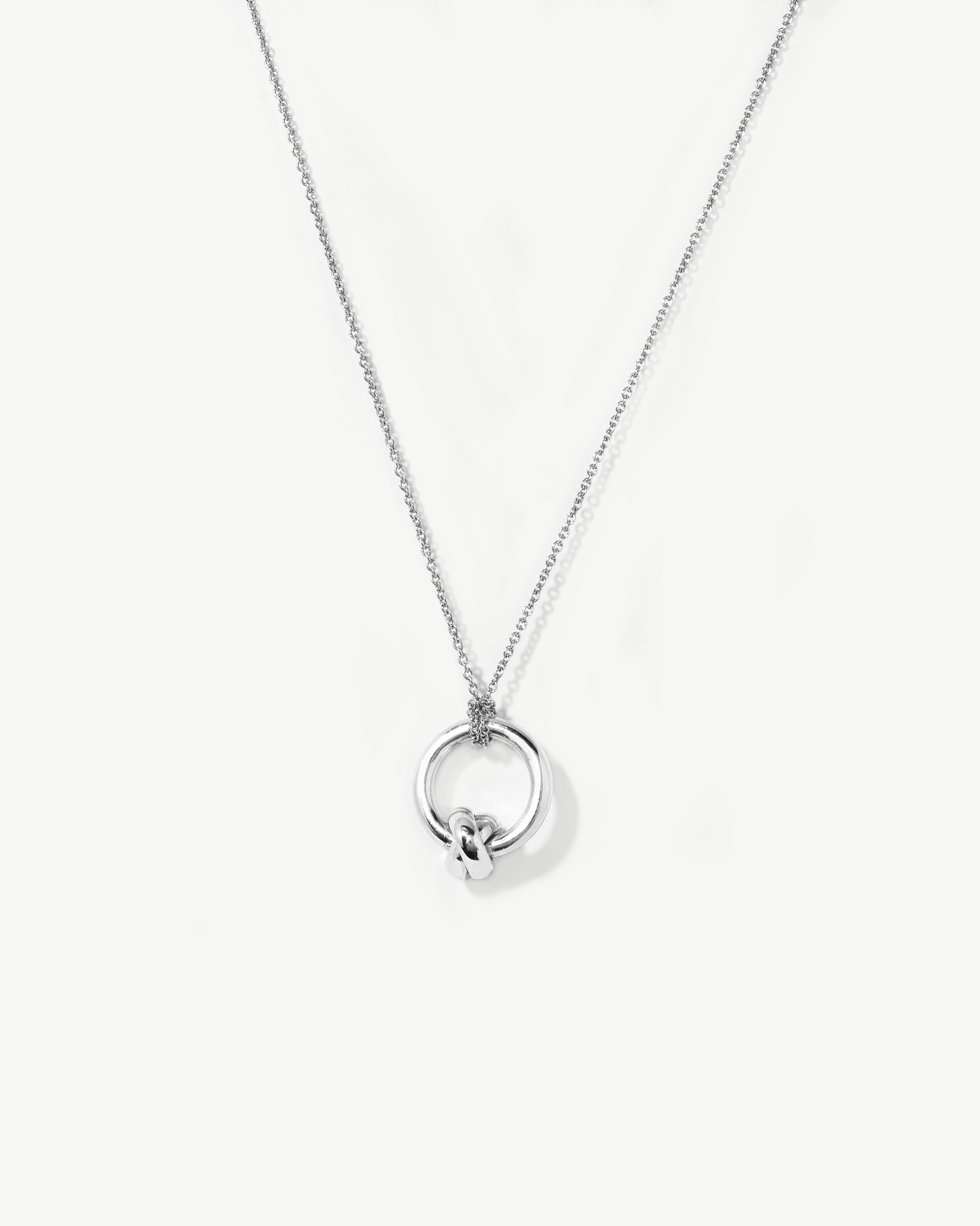 Colar com pendente de nó em prata.