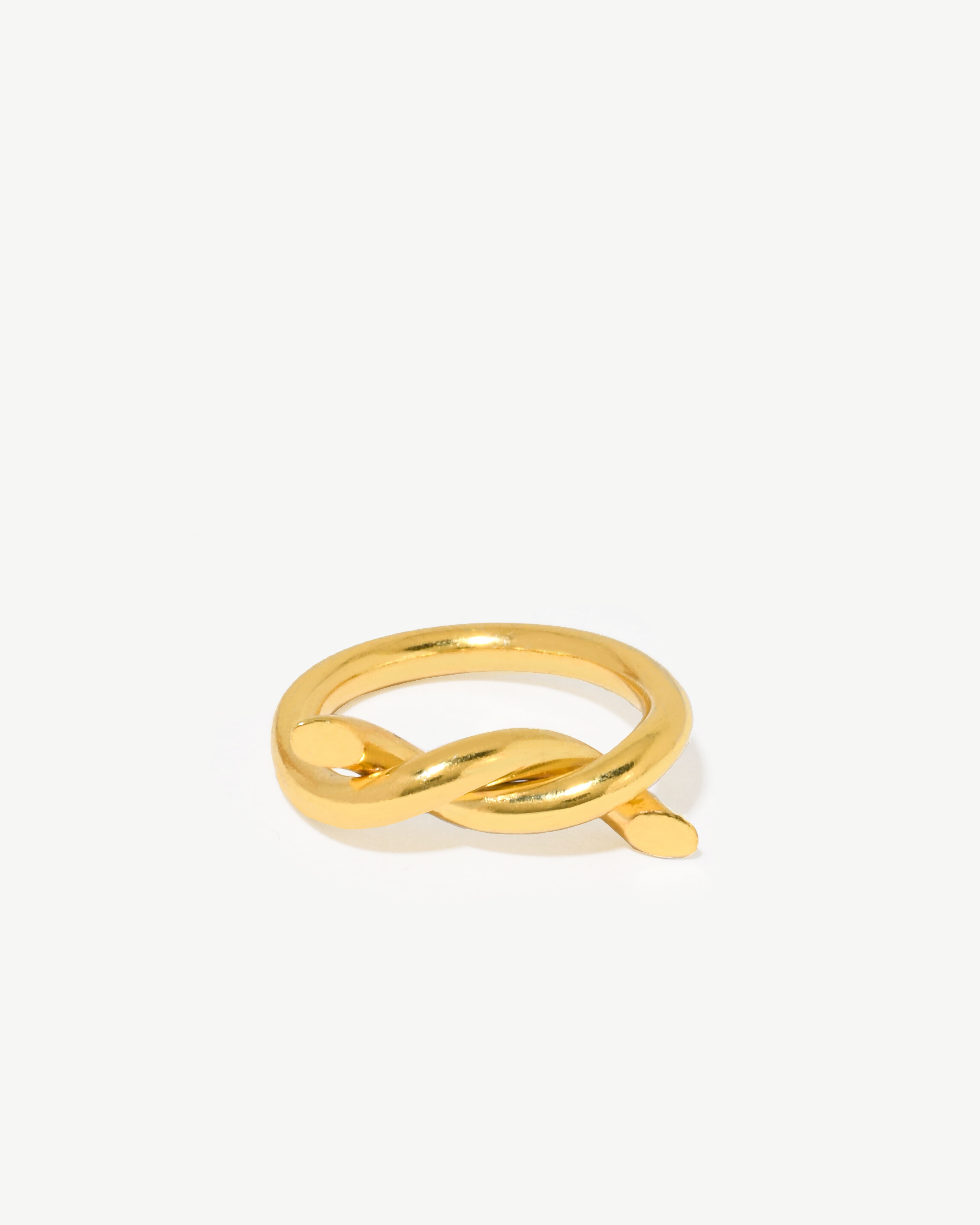 Anel nó simples em prata dourada.